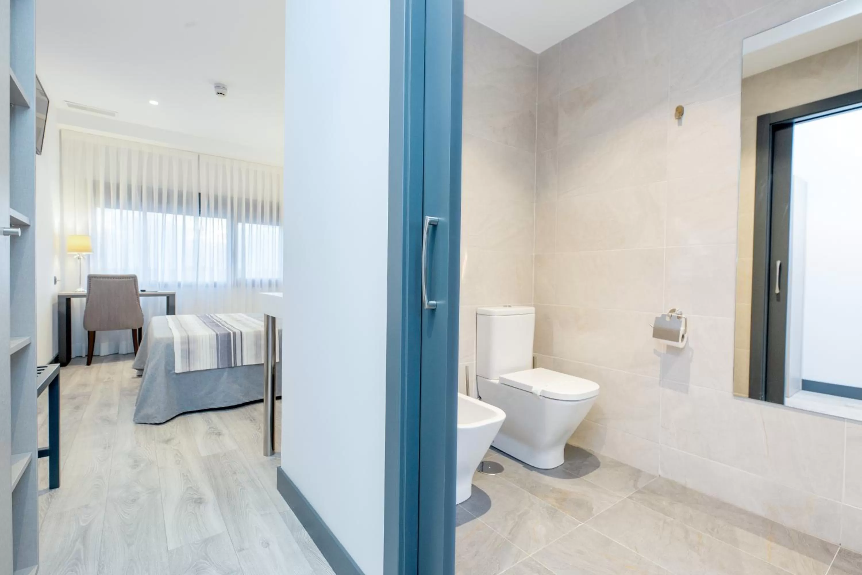 Bathroom, Bed in HOTEL IBERUM