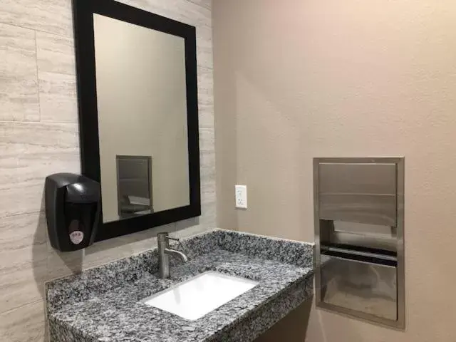 Bathroom in Studio 6 Lake Charles