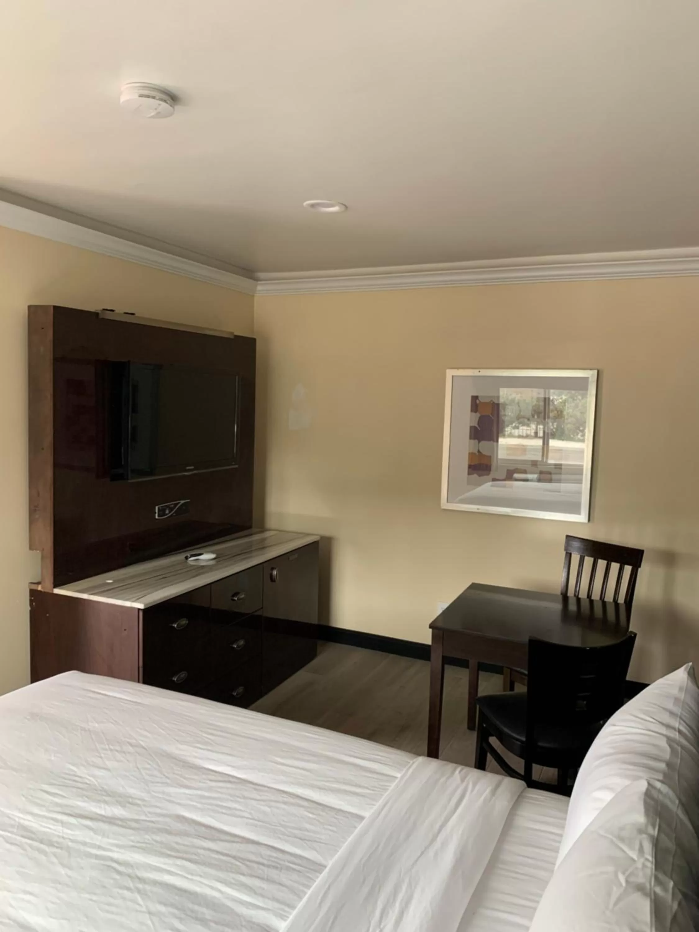 TV and multimedia in Willow Tree Inn & Suites