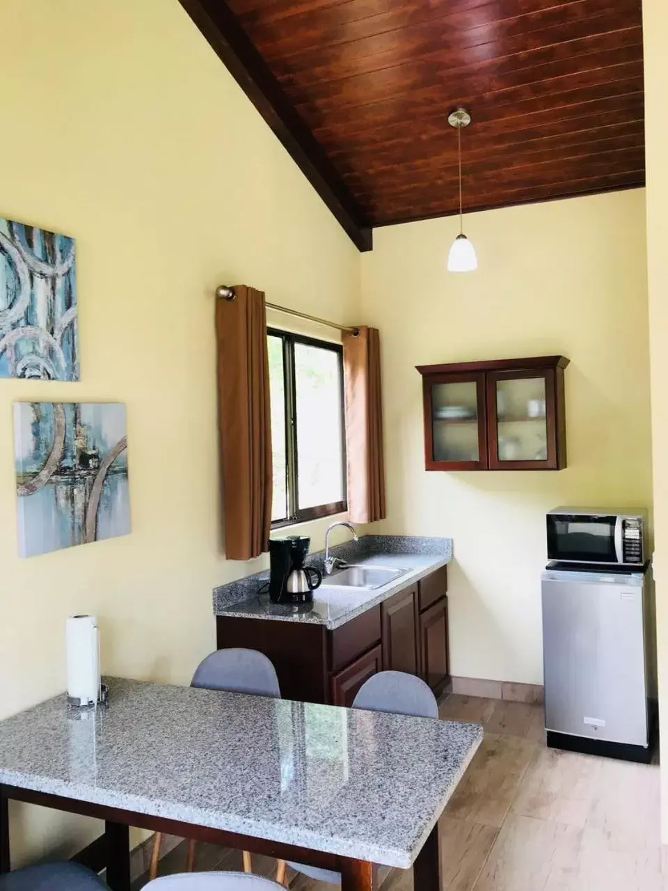 Kitchen or kitchenette, Seating Area in Arenal Roca Suites