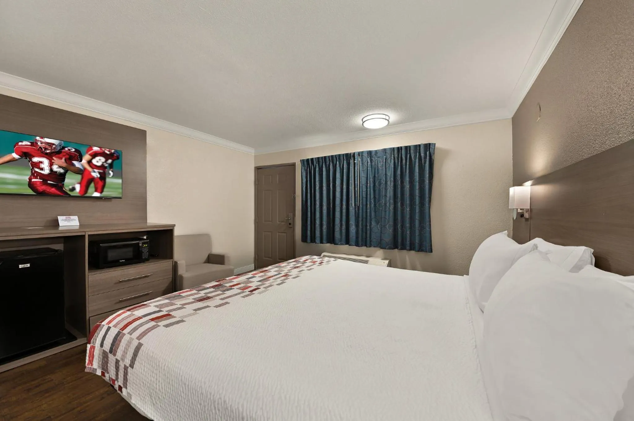 Photo of the whole room, Bed in Red Roof Inn Los Angeles - Bellflower