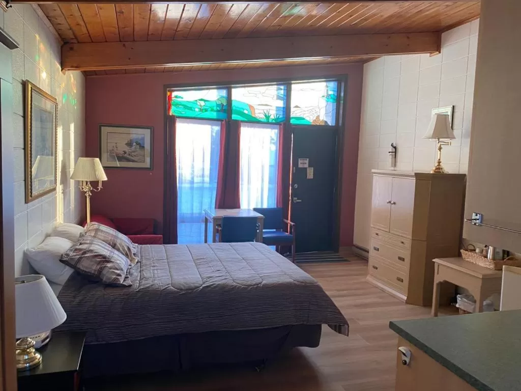 Bed in Huron Sands Motel and Restaurant