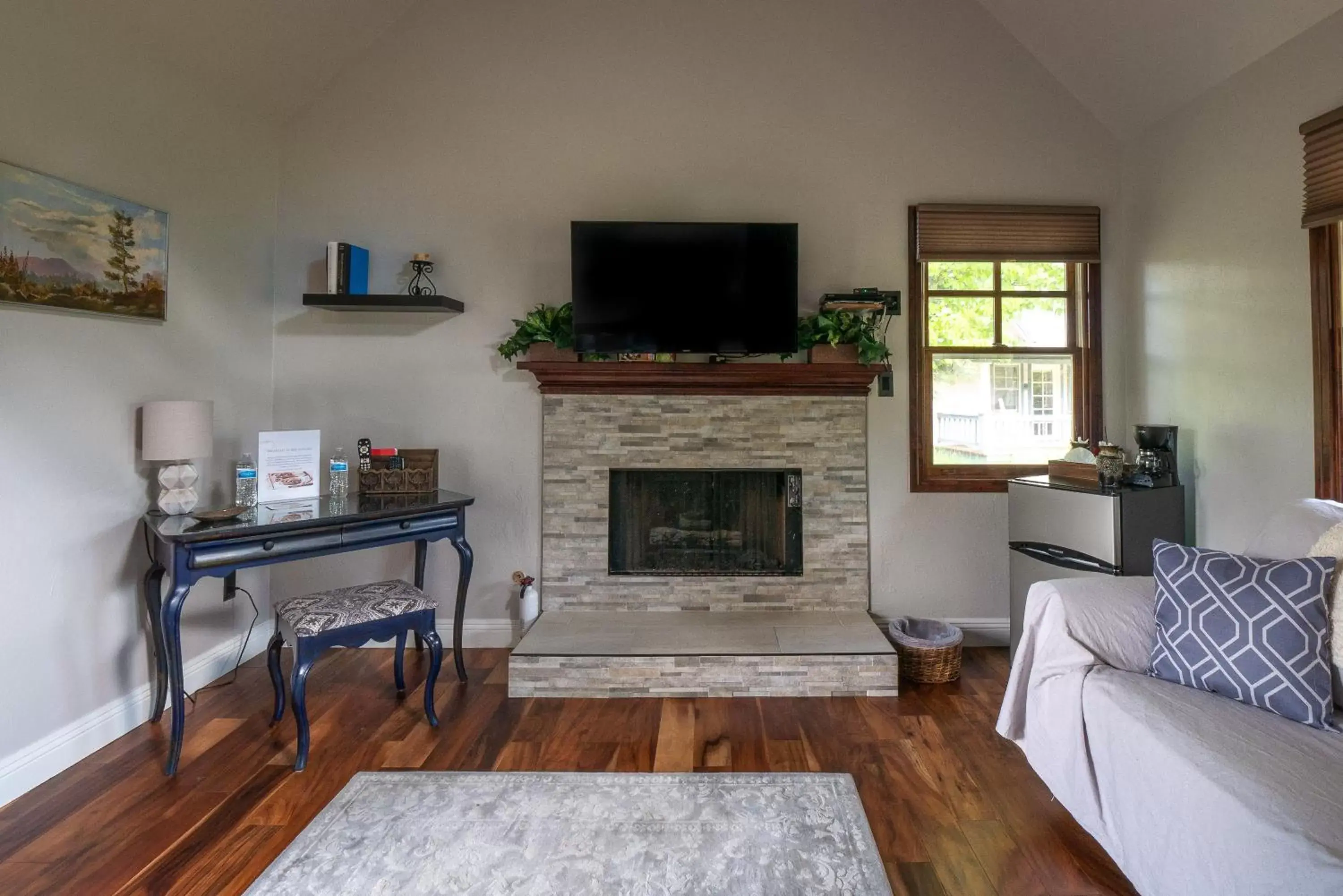 Bedroom, TV/Entertainment Center in Apple Orchard Inn