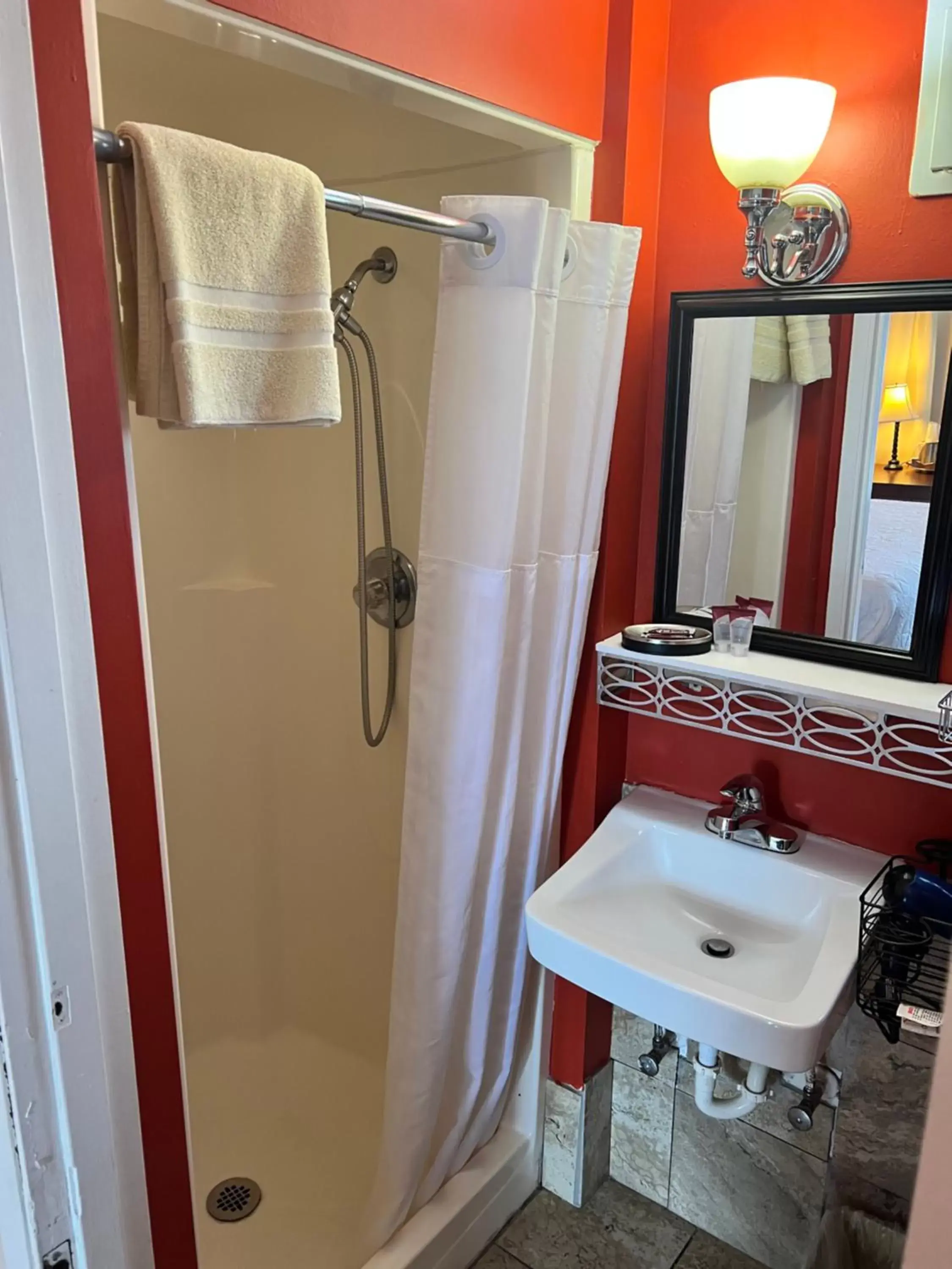 Shower, Bathroom in Great House Motel