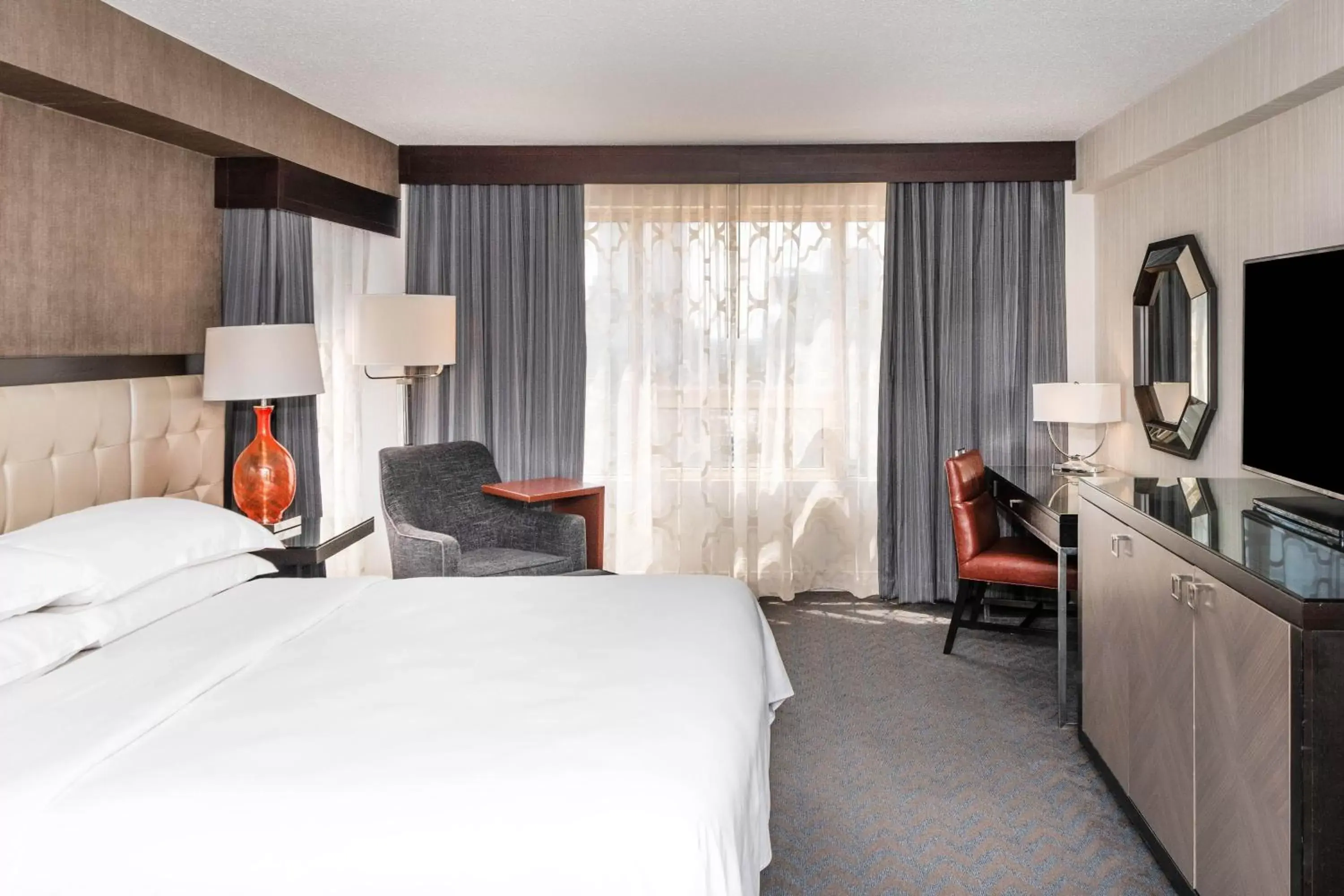 Photo of the whole room, Bed in Sheraton Indianapolis City Centre Hotel