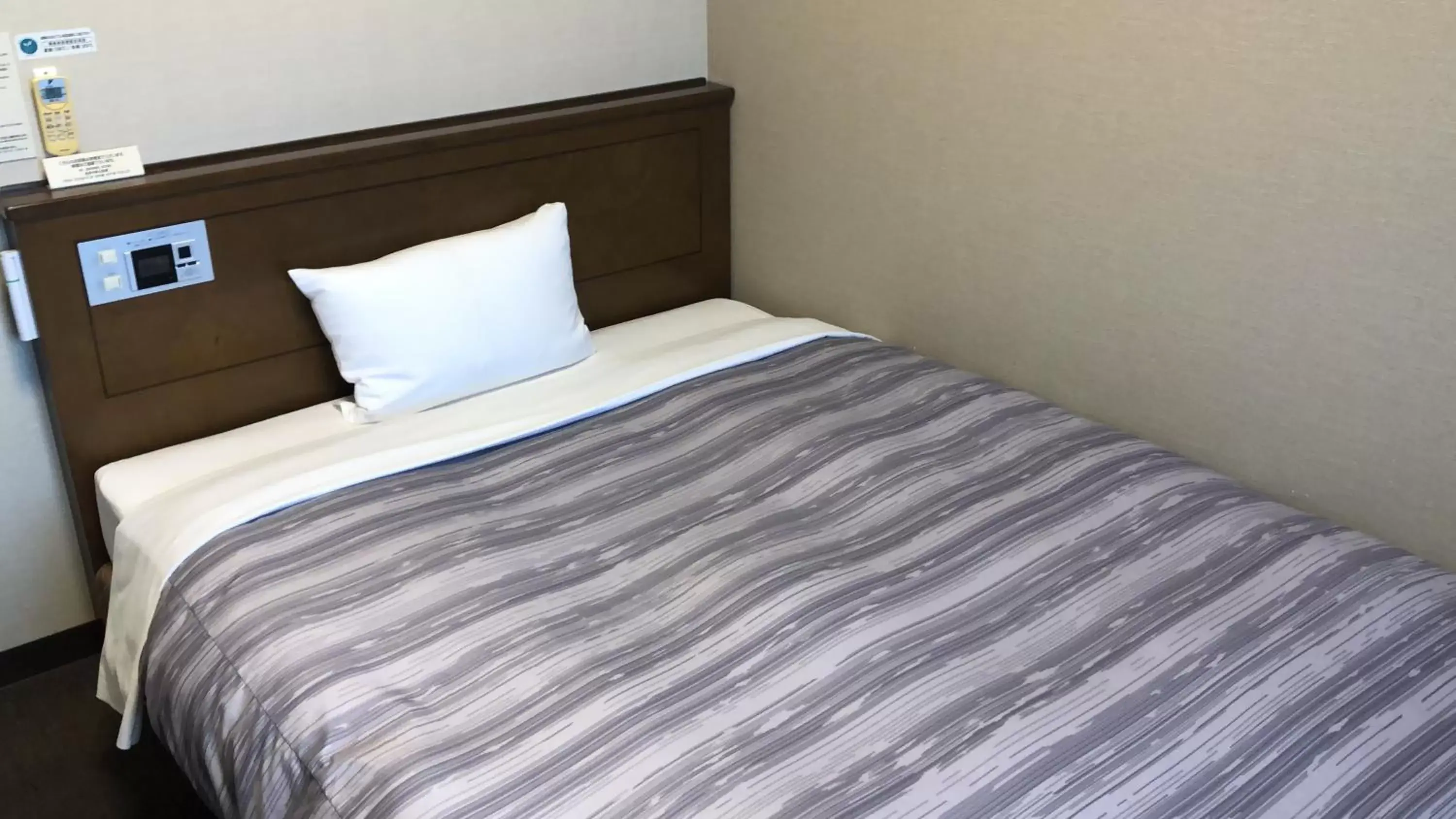 Bed in Hotel Route-Inn Nobeoka Ekimae