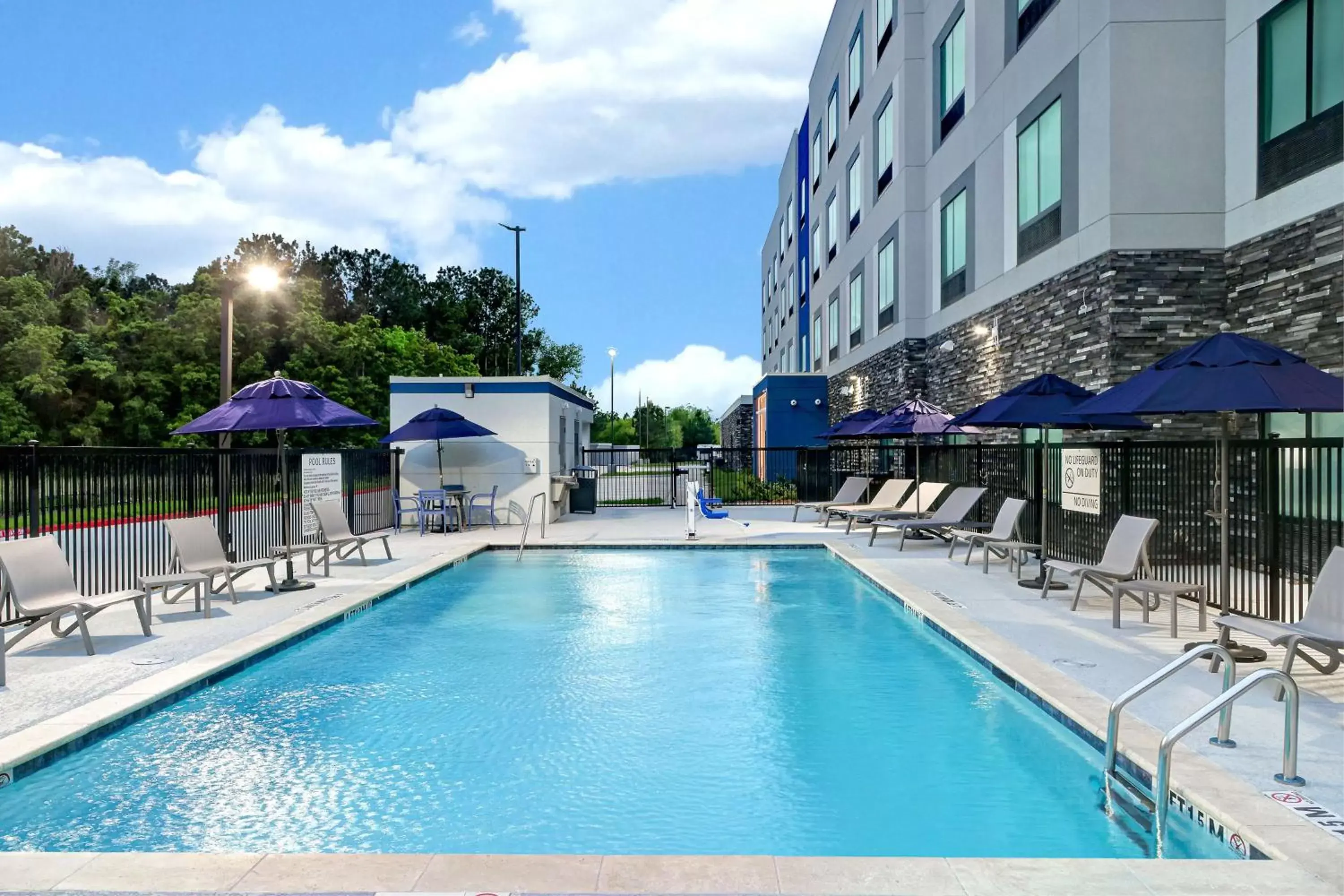 Pool view, Swimming Pool in Hampton Inn & Suites Houston East Beltway 8, Tx