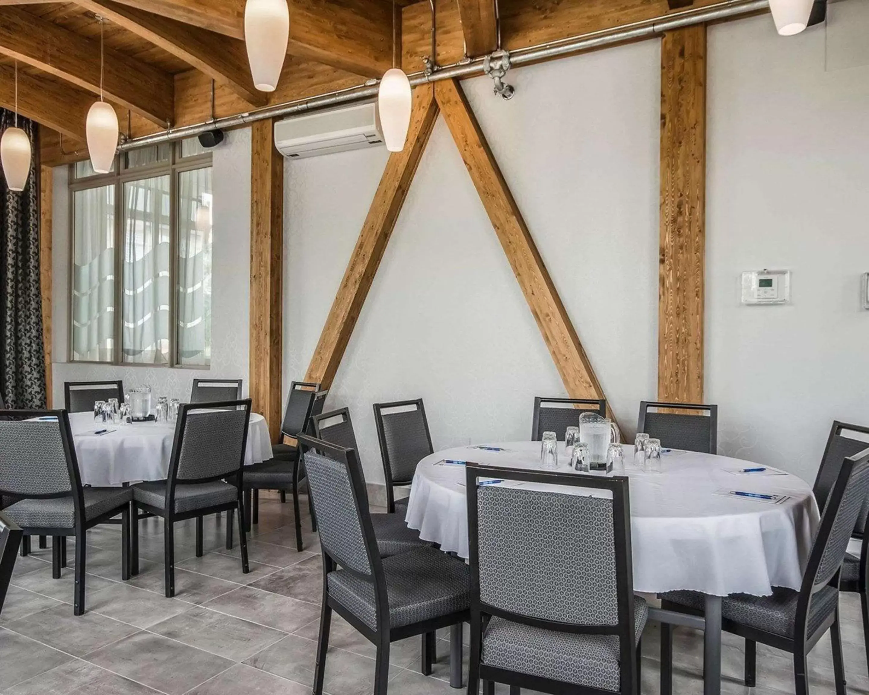 Restaurant/Places to Eat in Hôtel Quality Suites Drummondville