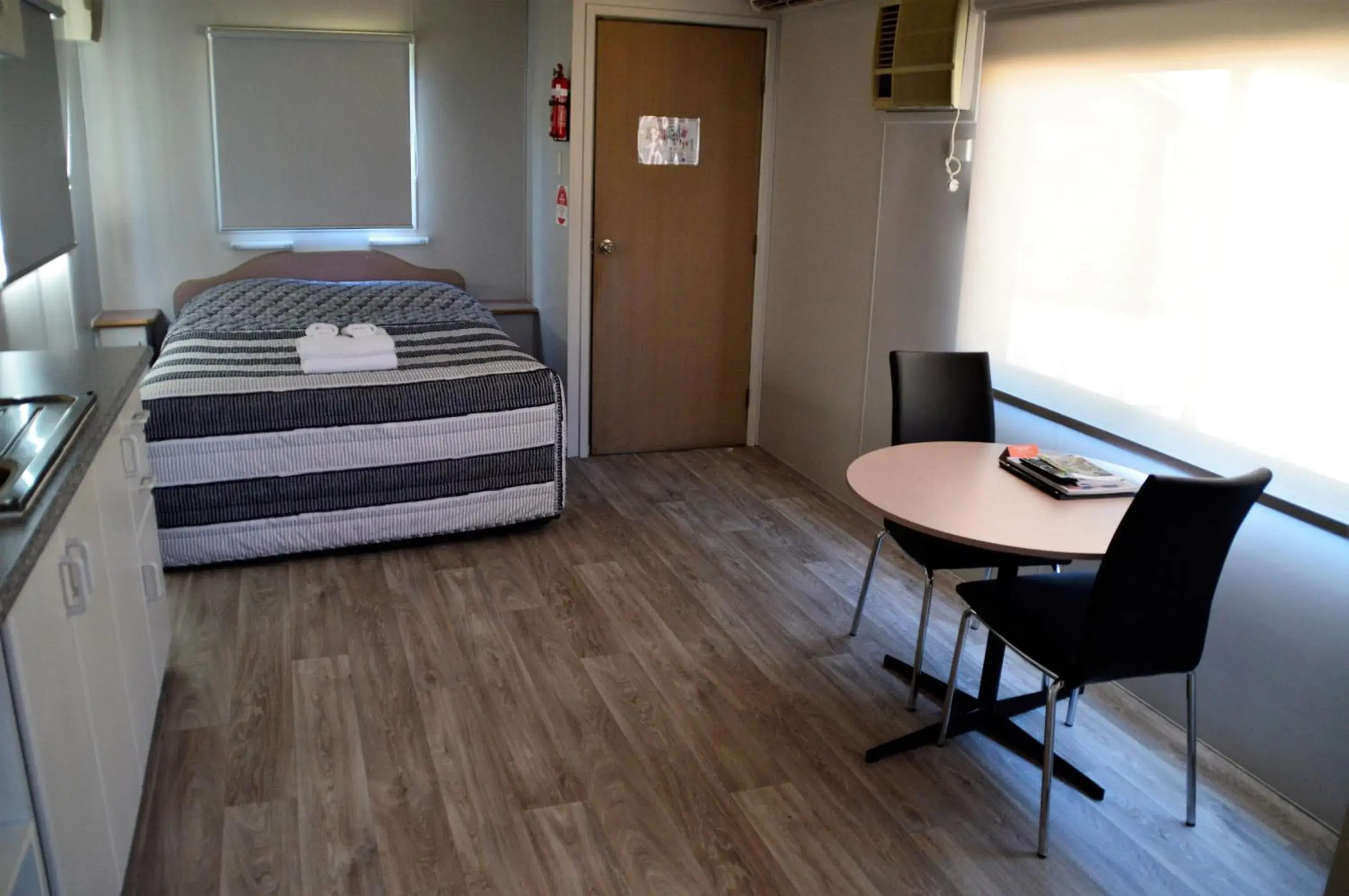 Kitchen or kitchenette, Bed in Discovery Parks - Perth Airport