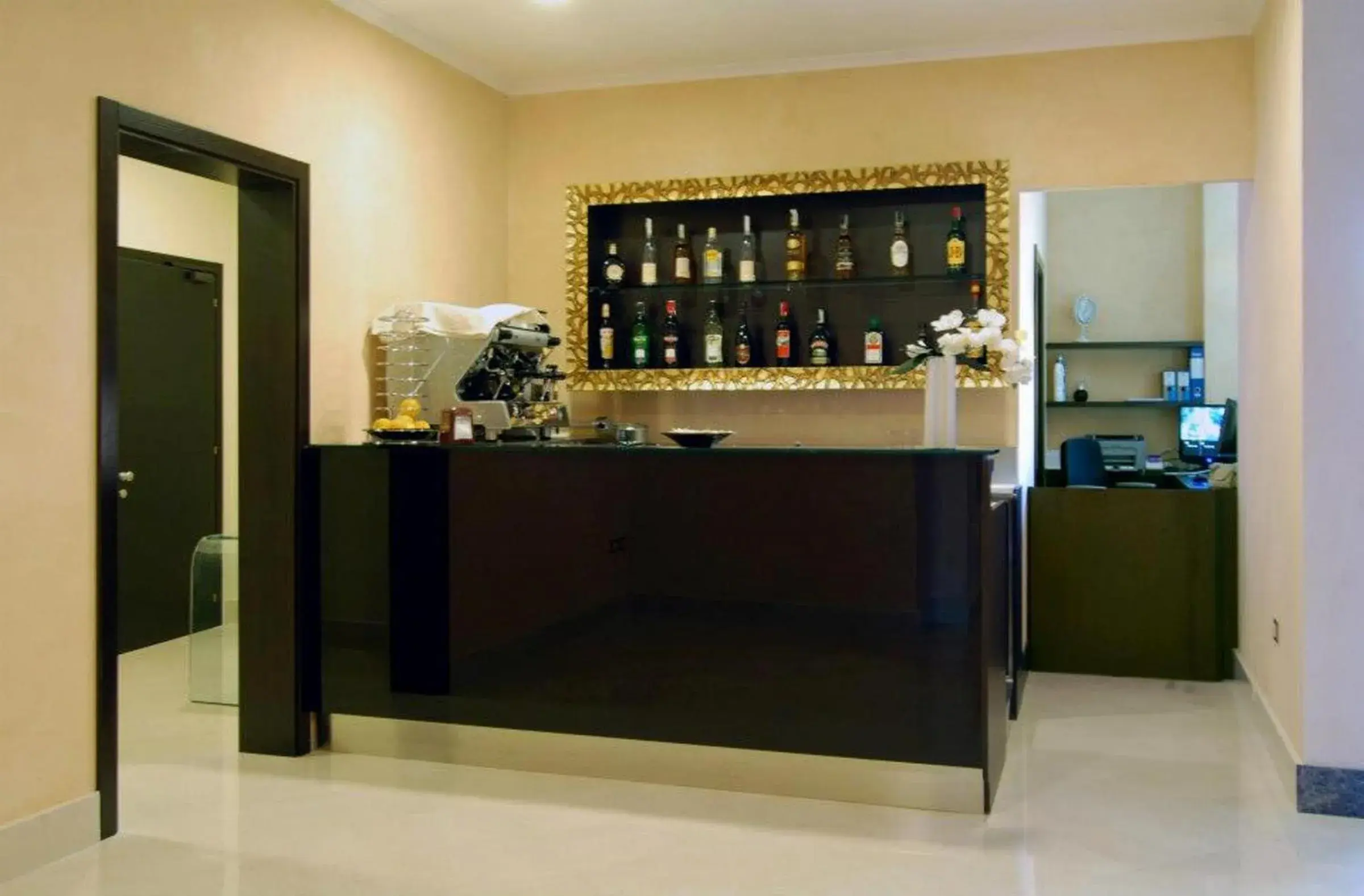 Lounge or bar, Kitchen/Kitchenette in Hotel Palazzo Giancola