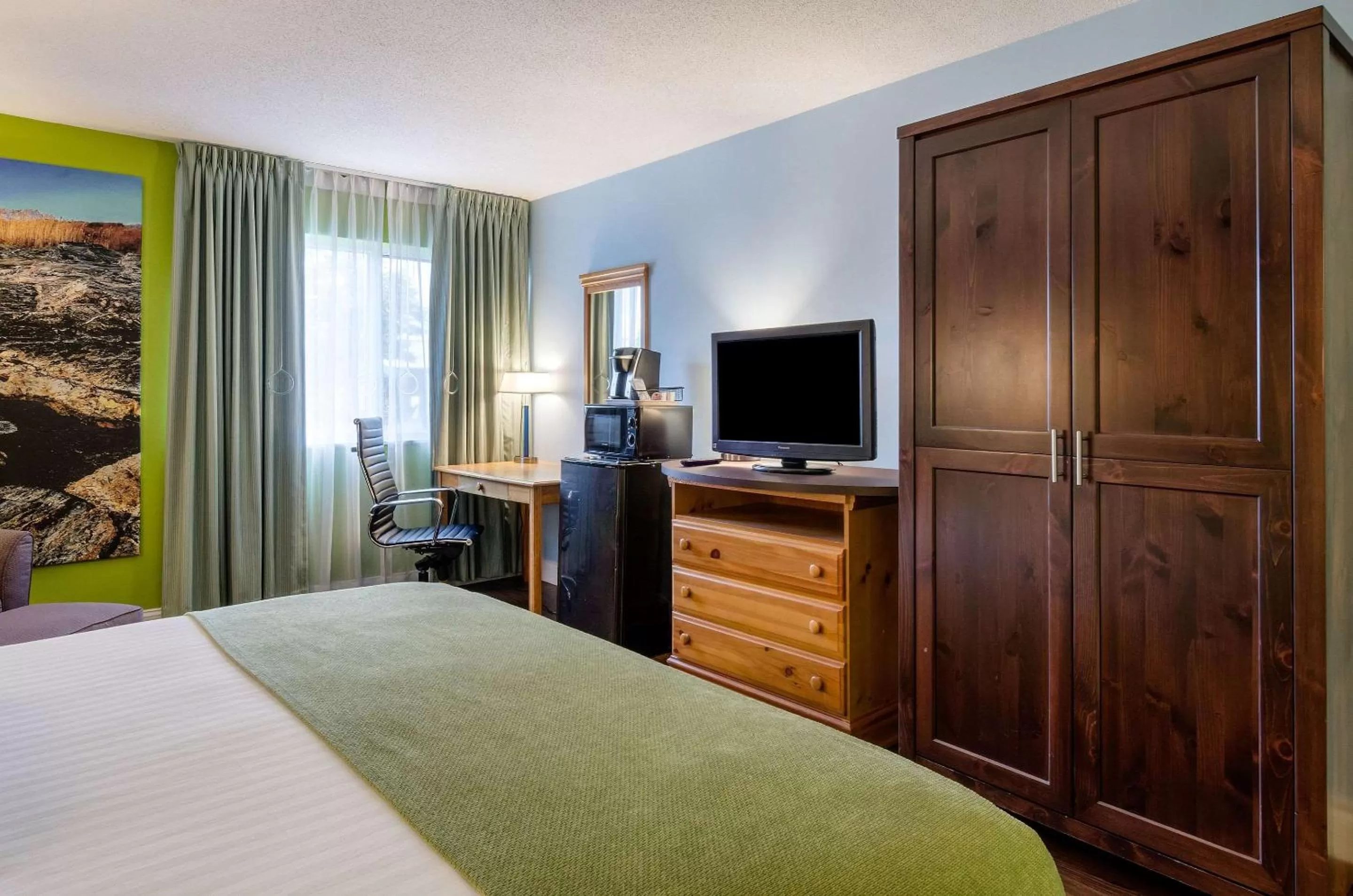 Photo of the whole room, Bed in Clarion Hotel Seekonk - Providence
