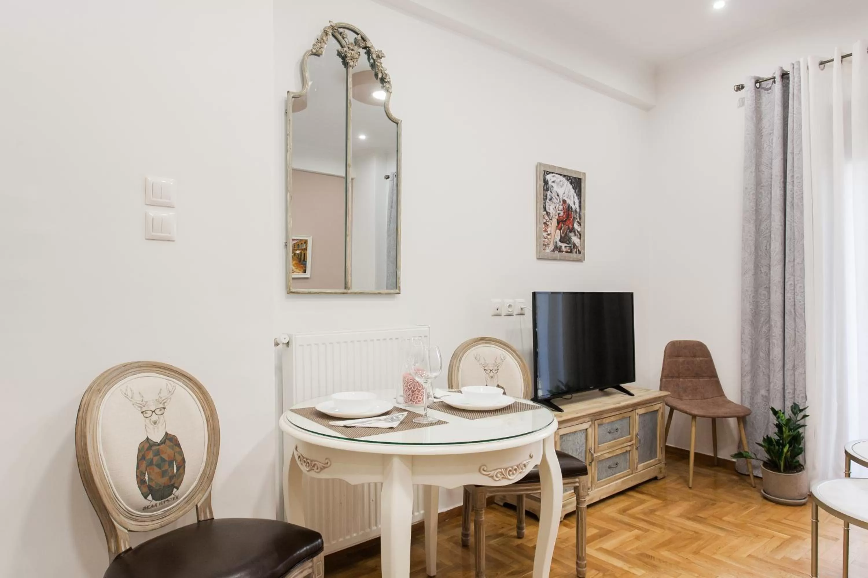 TV and multimedia in Nicholas Point Apartments and Rooms