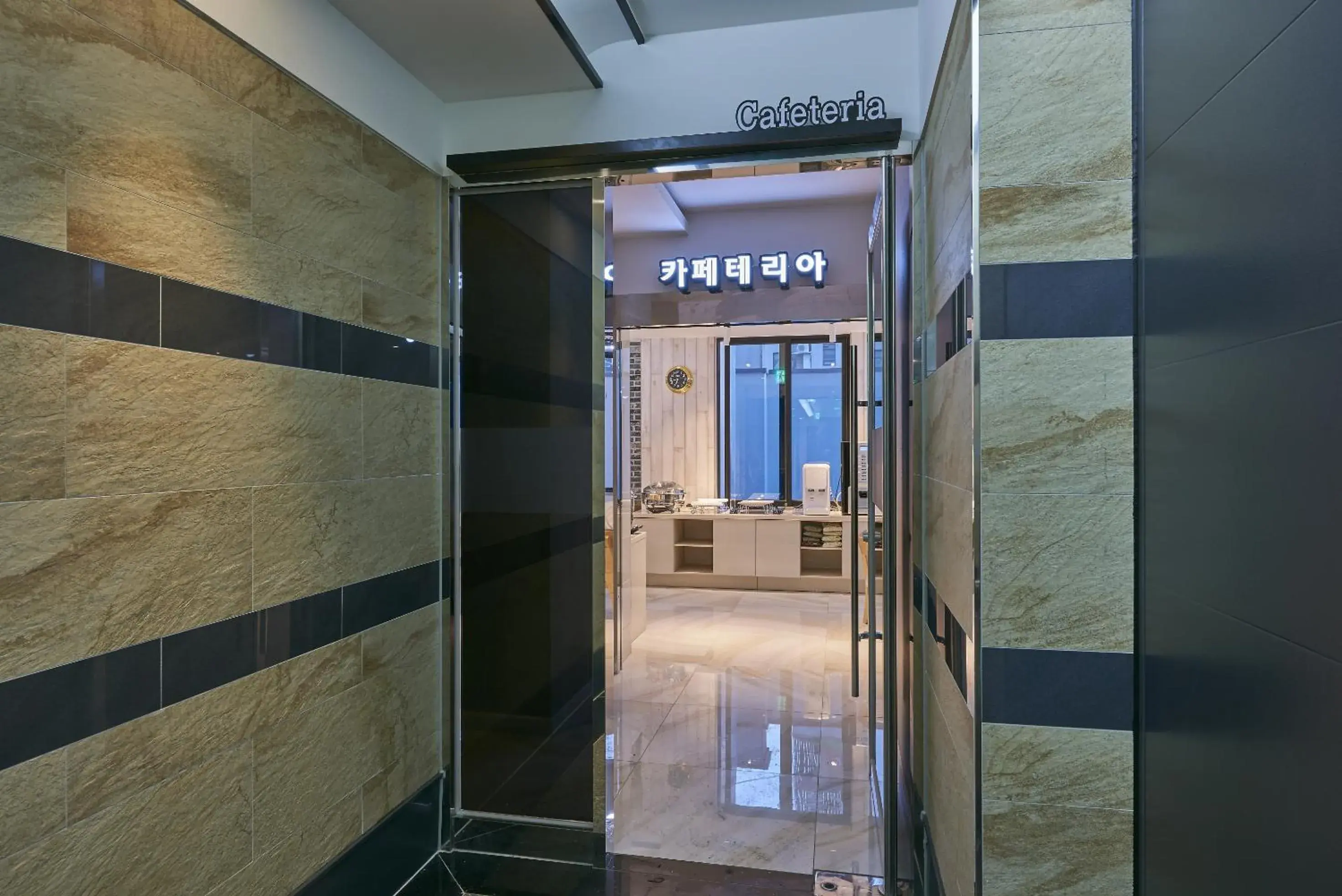 Buffet breakfast, Bathroom in Dubai Hotel (Korea Quality)