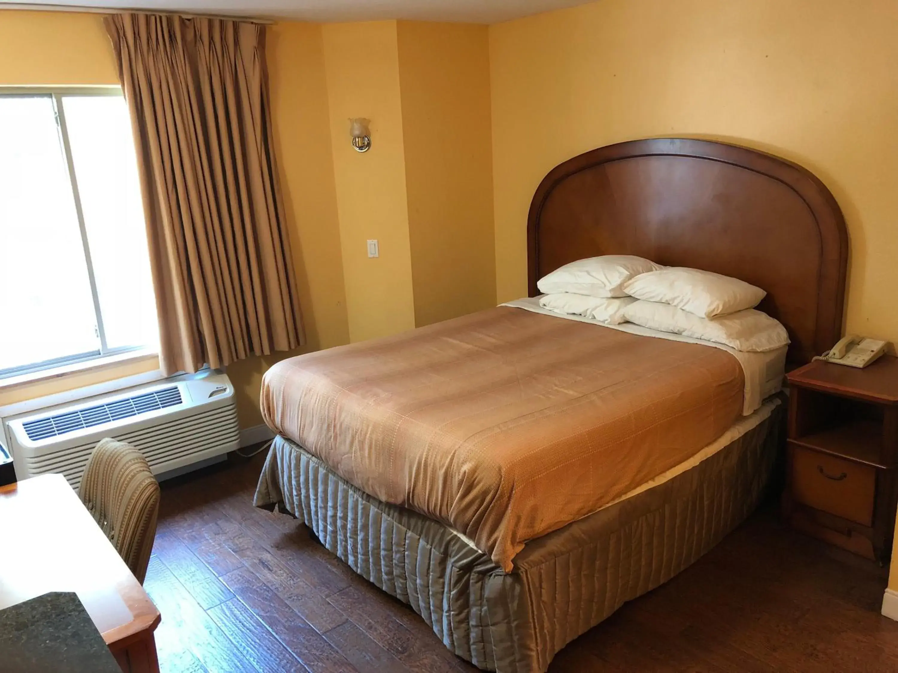 Bed in Americas Best Value Inn - Addison/Dallas