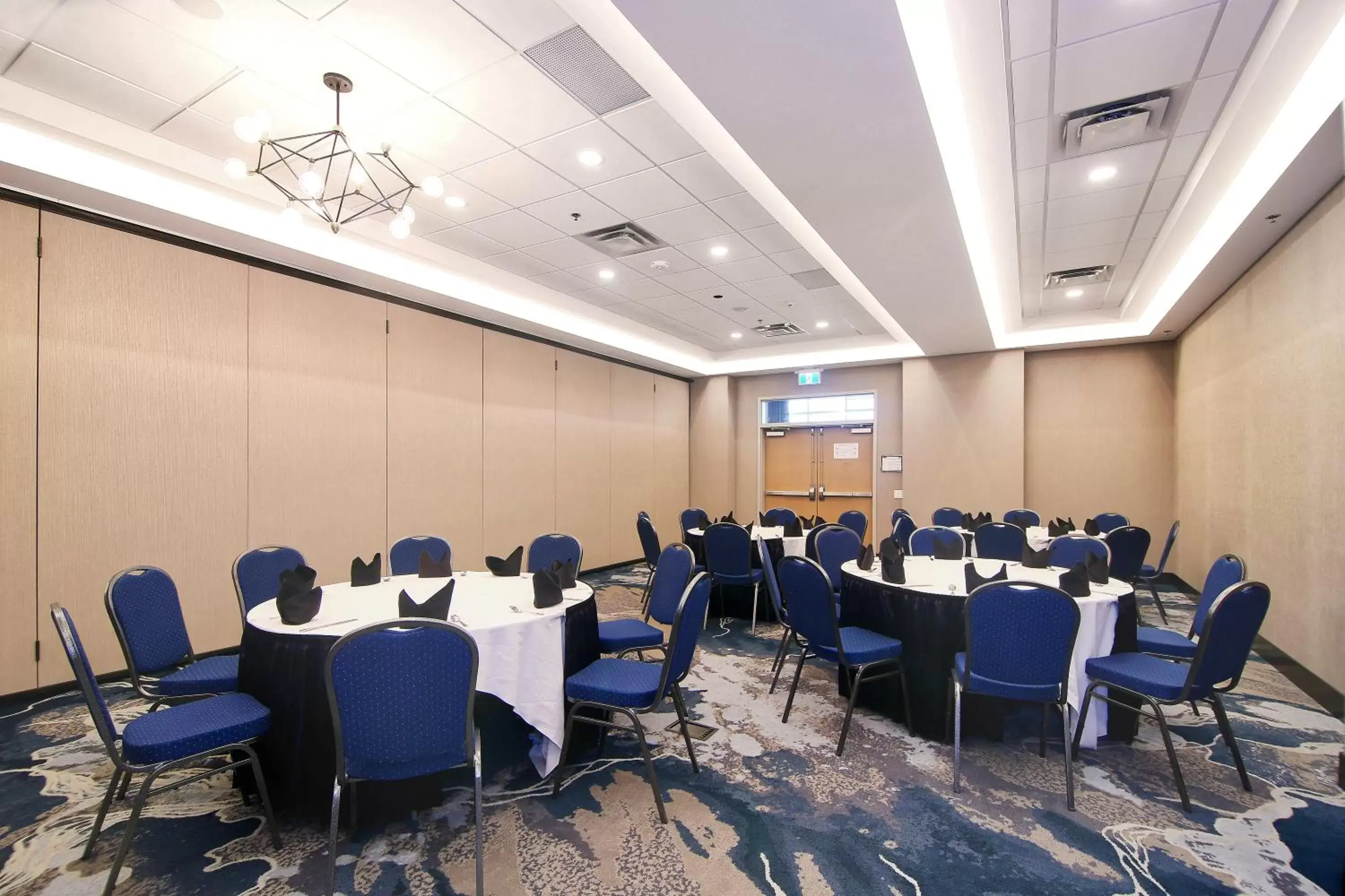 Meeting/conference room in Holiday Inn Hotel & Suites - Calgary Airport North, an IHG Hotel