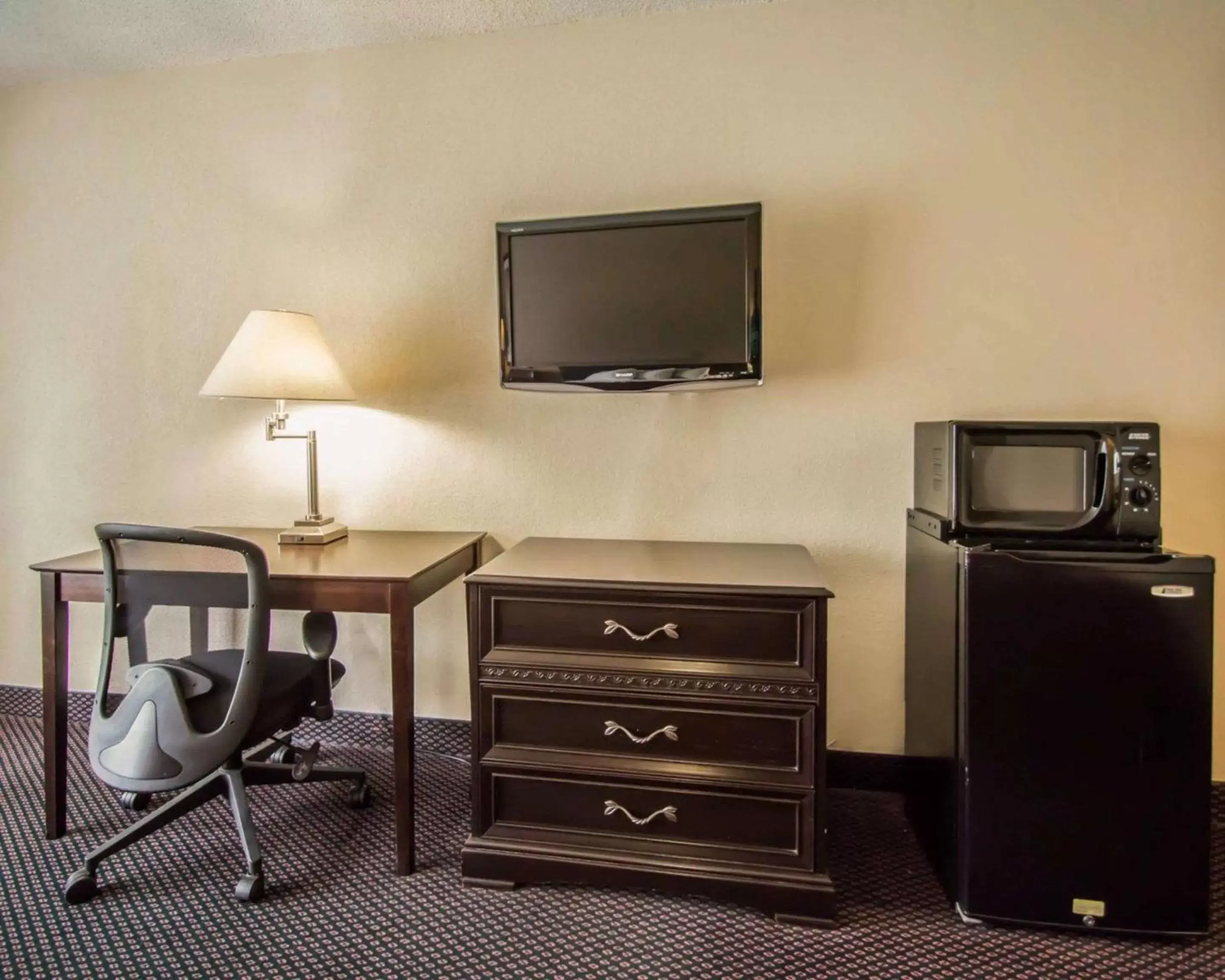 Photo of the whole room, TV/Entertainment Center in Quality Inn Alachua - Gainesville Area