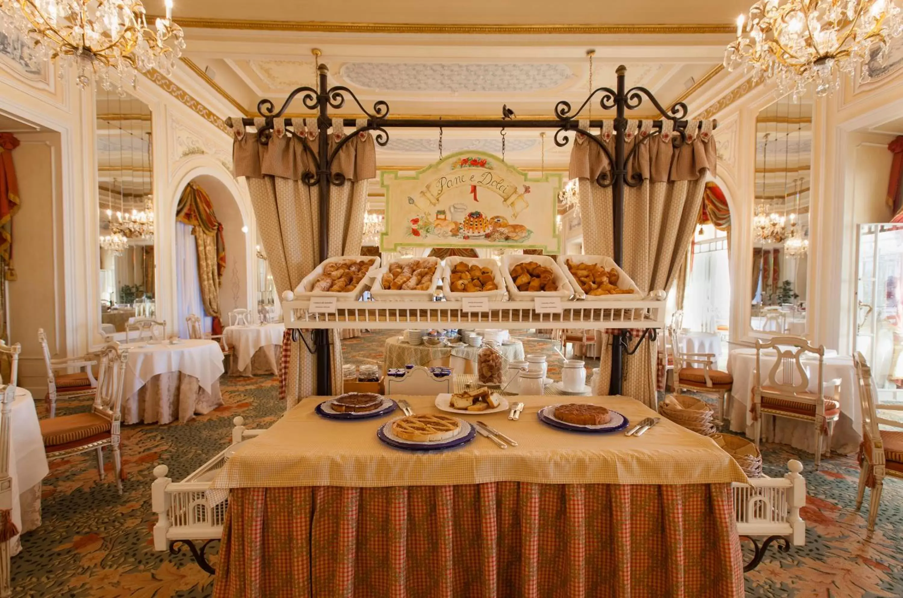 Buffet breakfast, Banquet Facilities in Grand Hotel des Iles Borromées & SPA