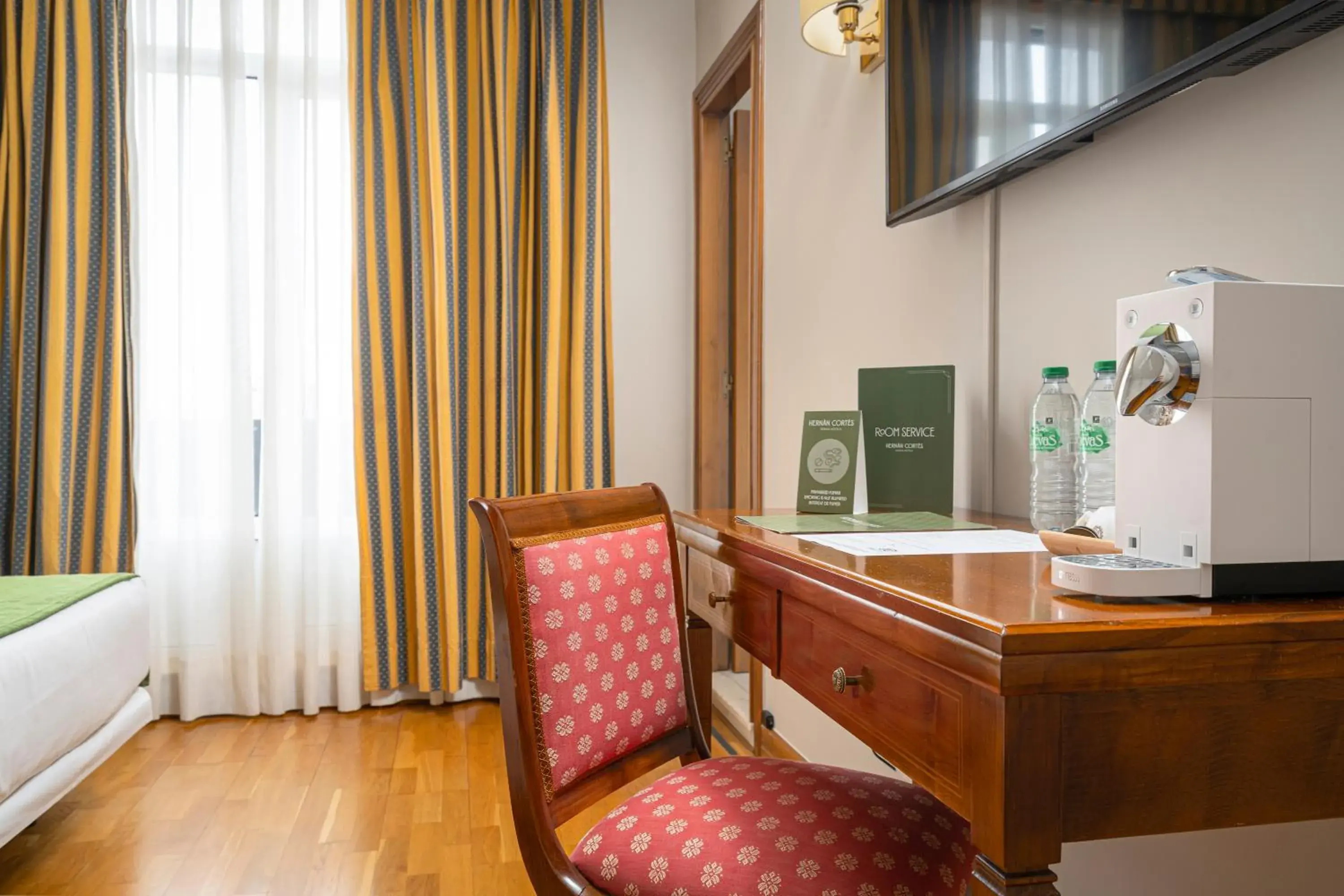 Photo of the whole room, TV/Entertainment Center in Hotel Hernán Cortés