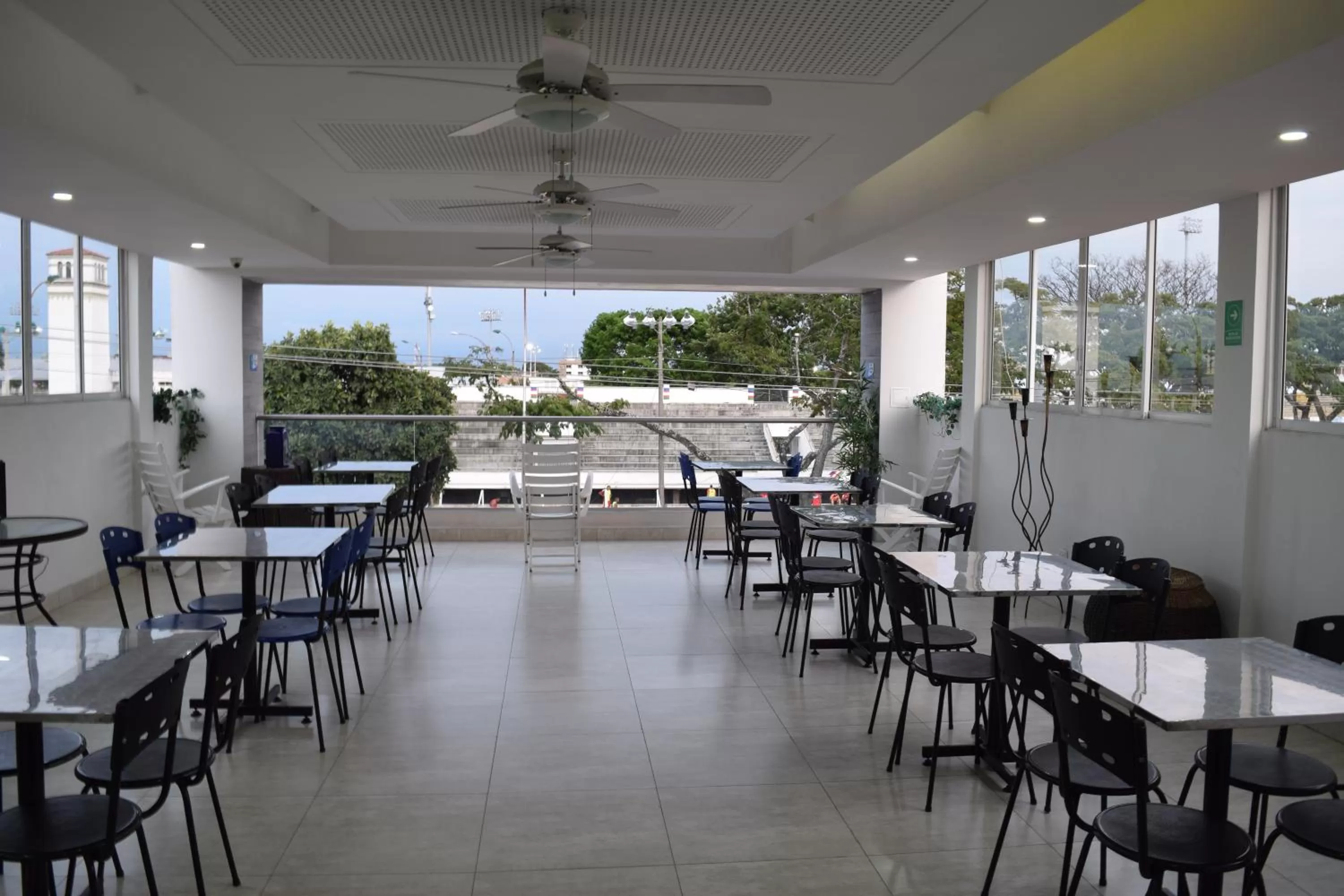 Restaurant/places to eat in Hotel Travelers Sport