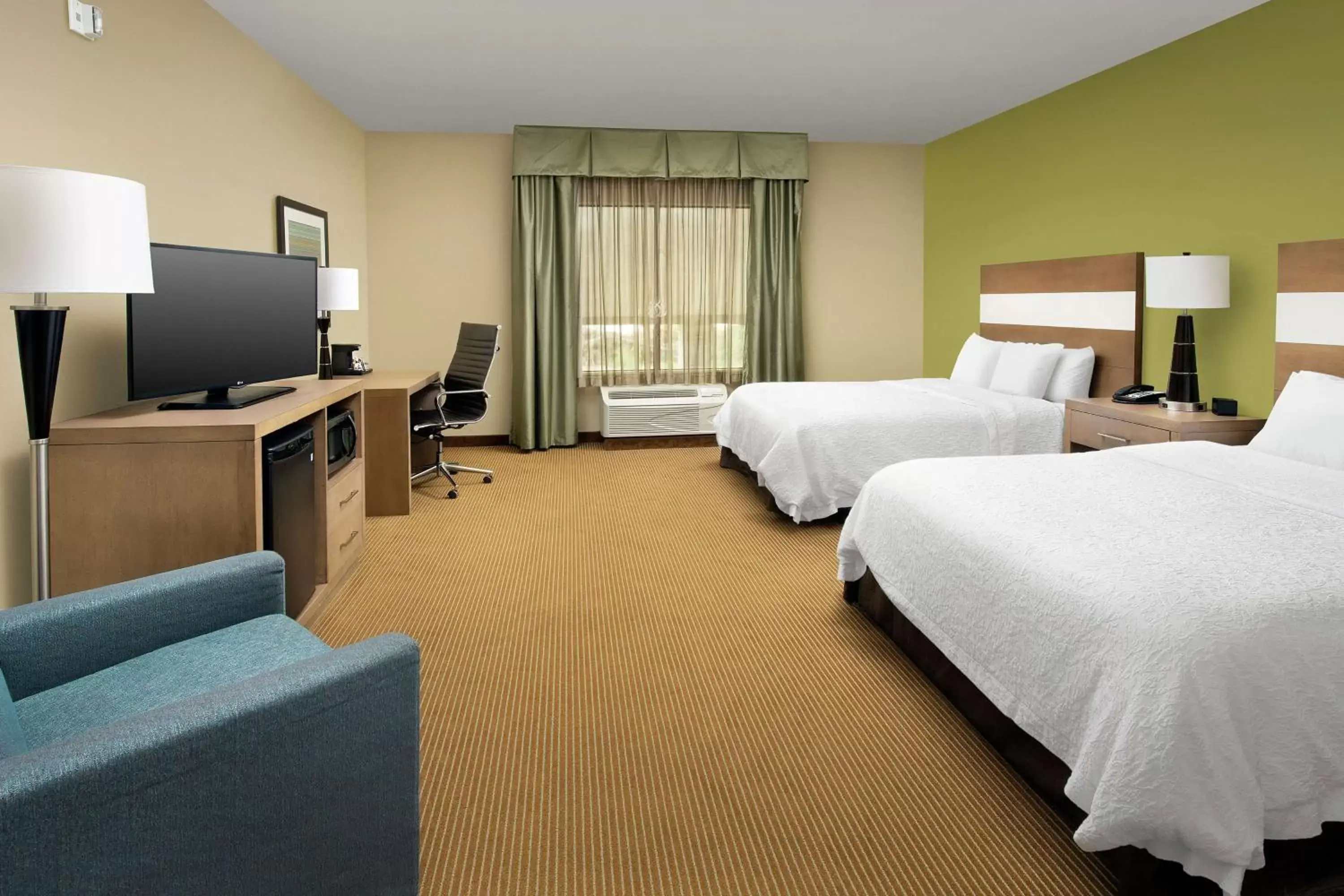 Bedroom, TV/Entertainment Center in Hampton Inn Lake Charles