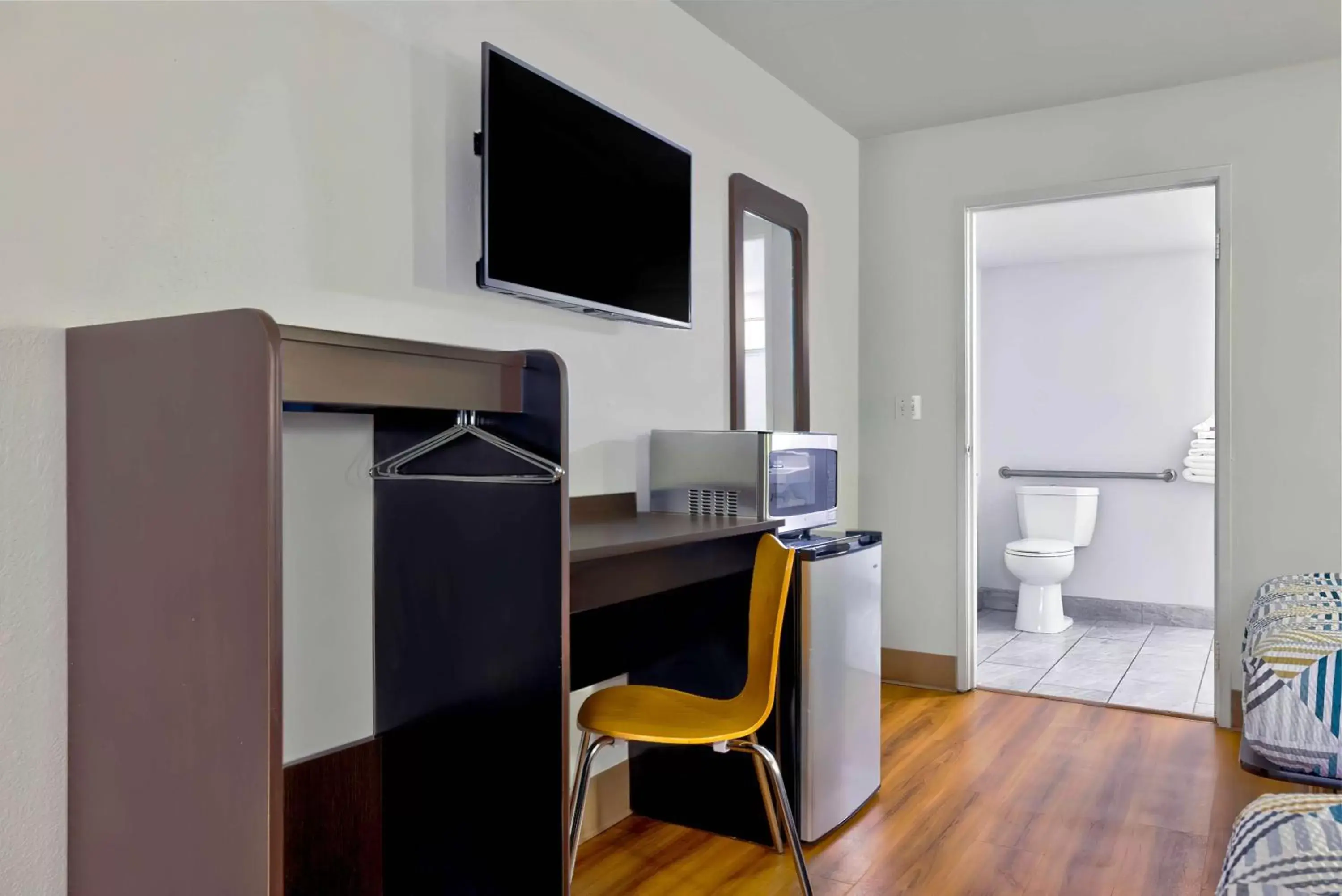 Bedroom, TV/Entertainment Center in Motel 6-Plano, TX - Plano Northeast