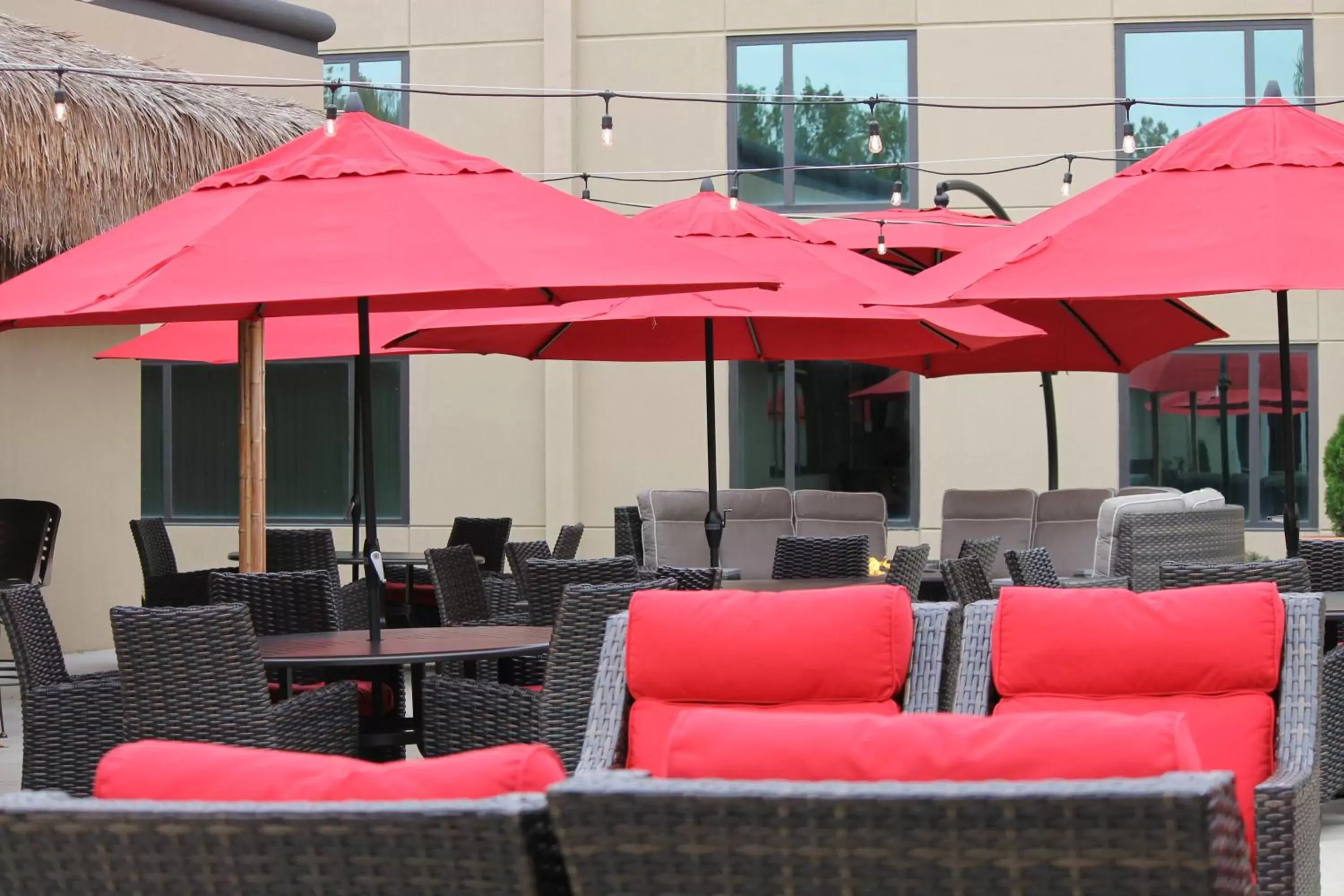 Lounge or bar in Crowne Plaza Chicago-Northbrook, an IHG Hotel