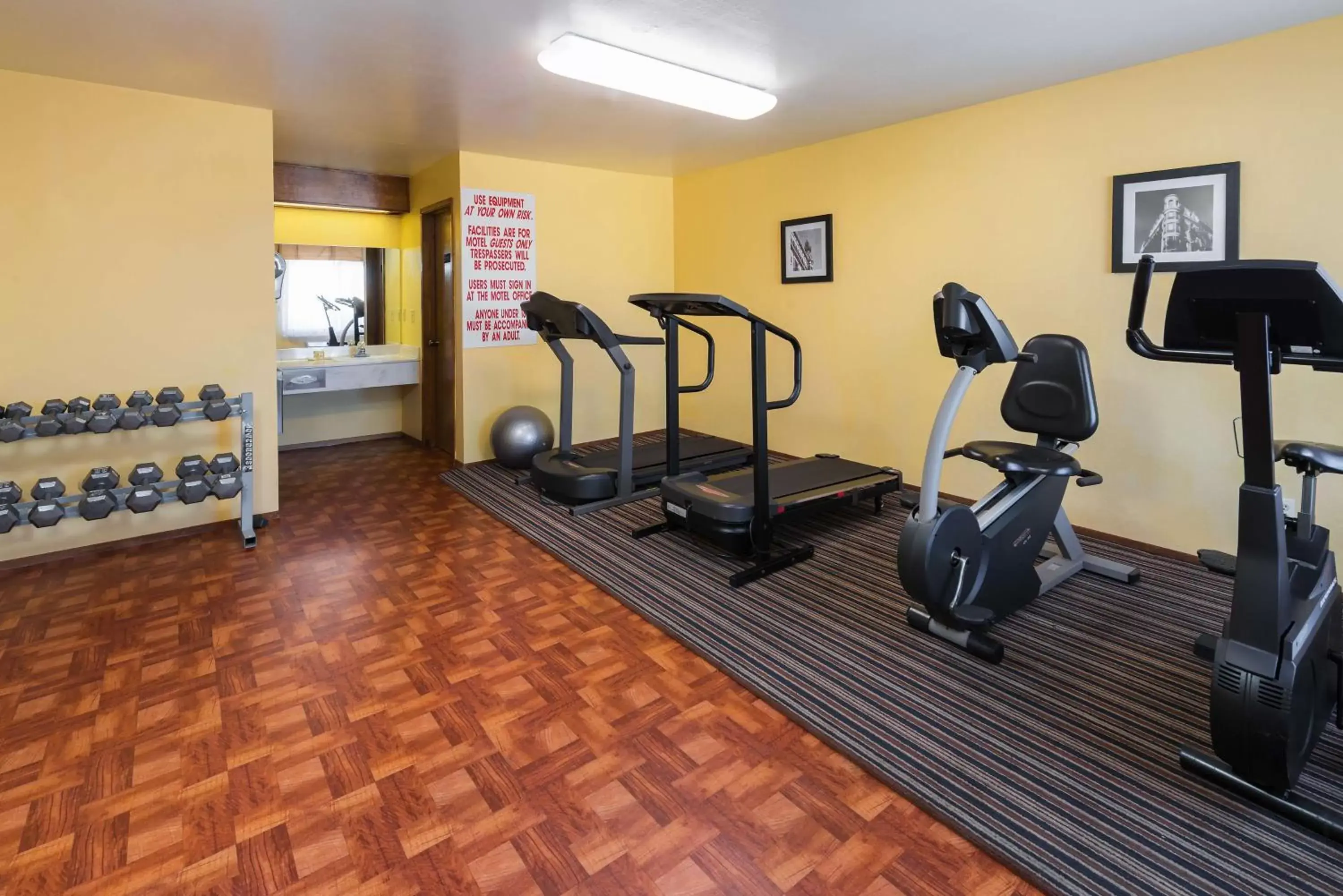 Fitness centre/facilities in Days Inn by Wyndham Pinole Berkeley