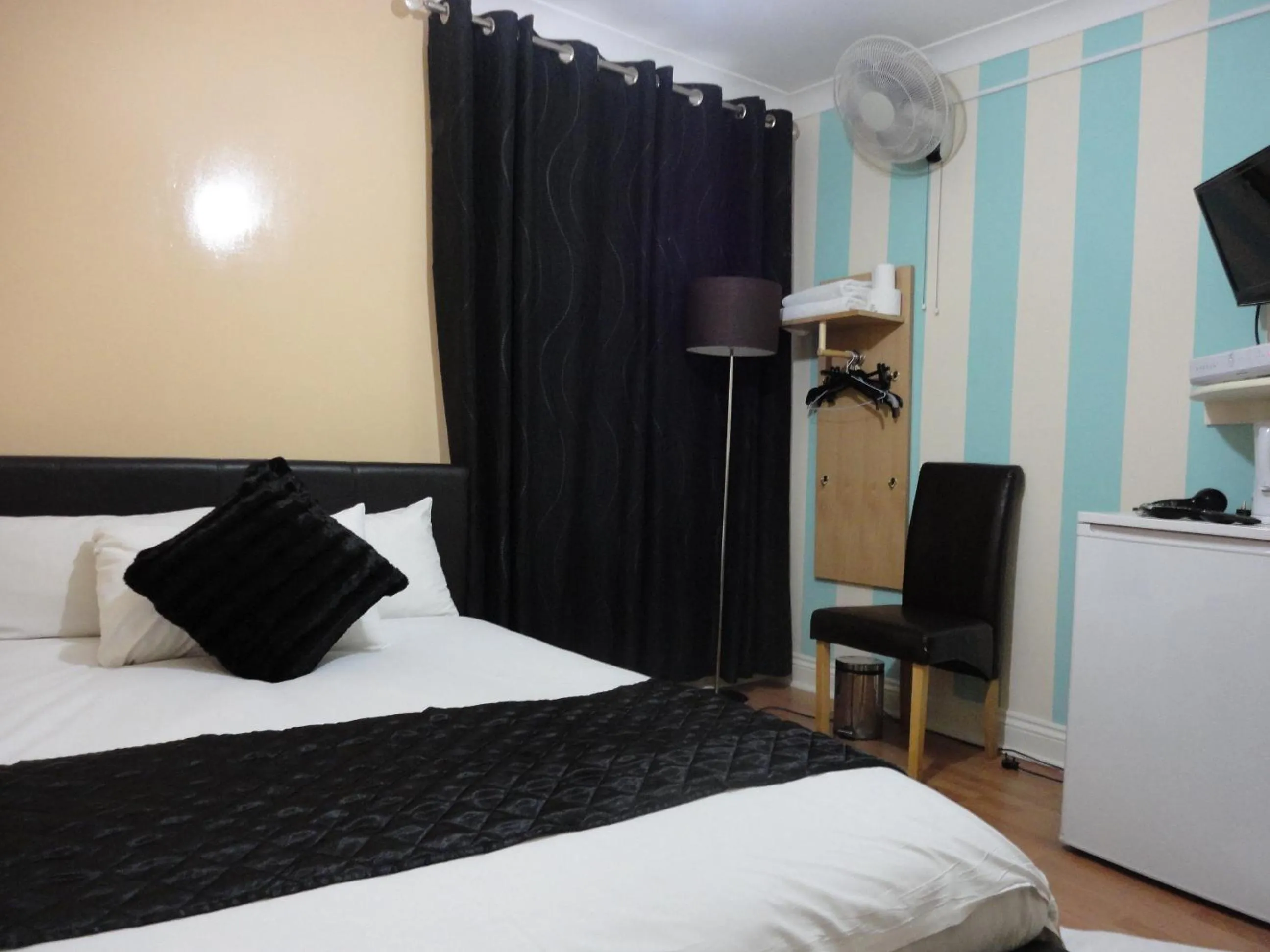 Photo of the whole room, Bed in City View Hotel - Roman Road Market