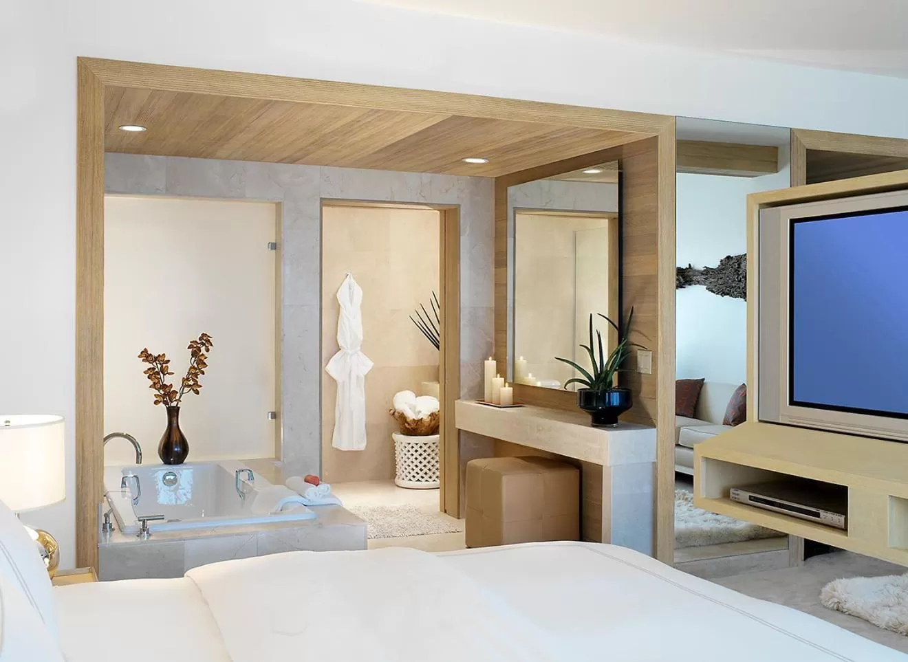 Shower, Bed in Huntley Santa Monica Beach