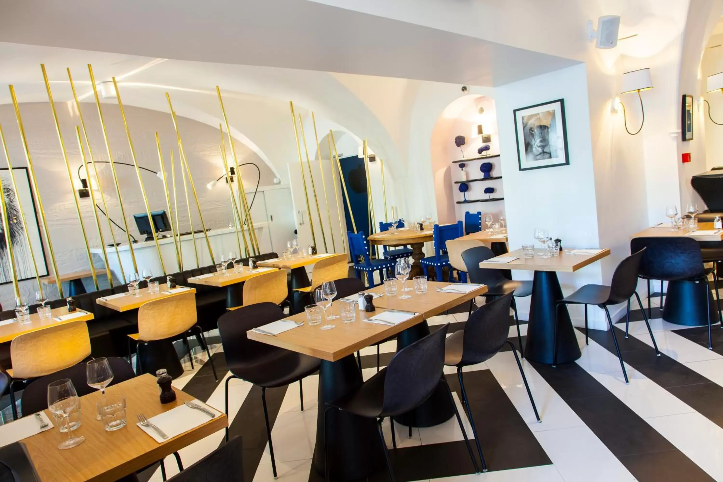Restaurant/Places to Eat in The Originals Boutique, Hôtel Le Lion, Clermont-Ferrand