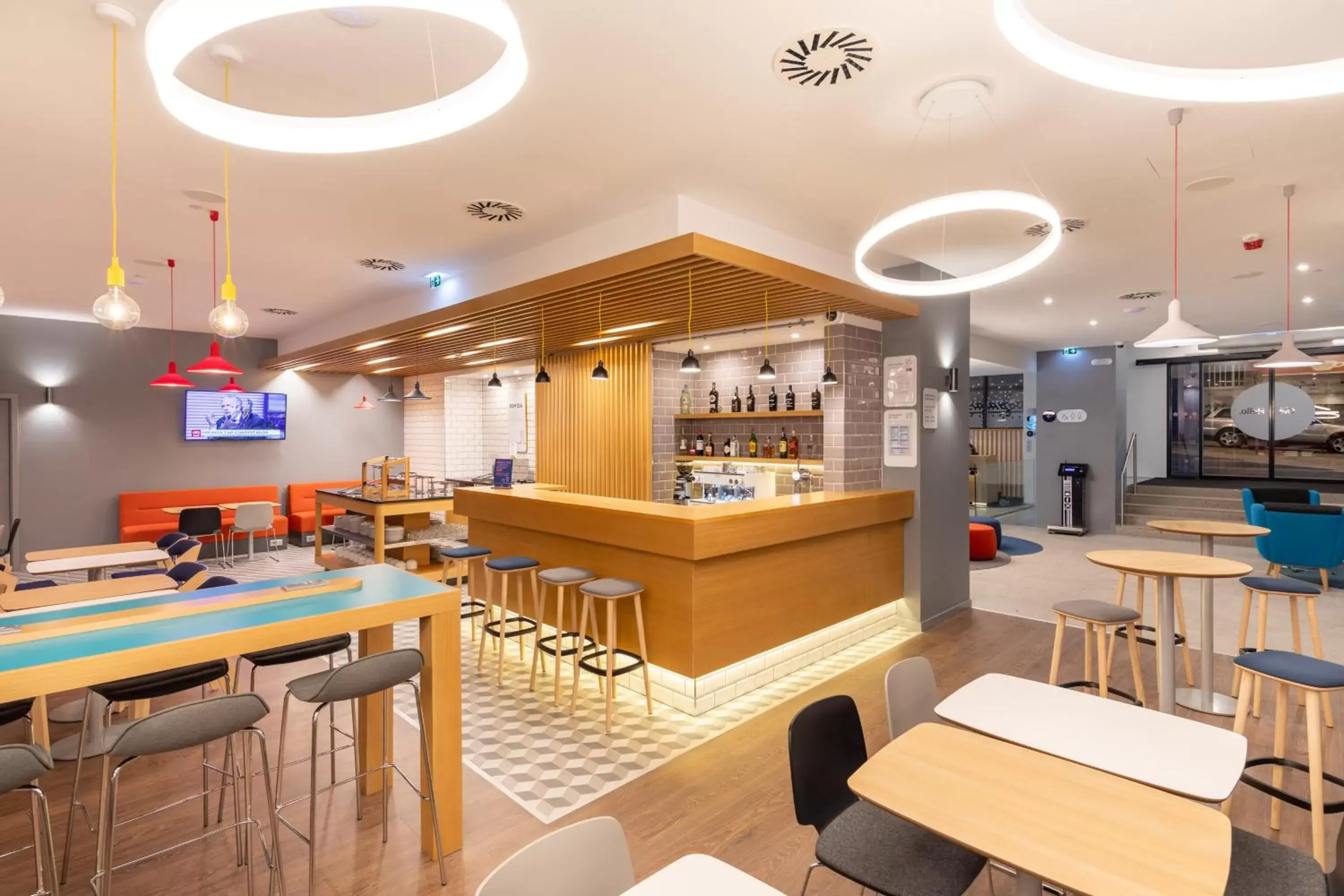 Lounge or bar, Restaurant/Places to Eat in Holiday Inn Express Porto City Centre, an IHG Hotel