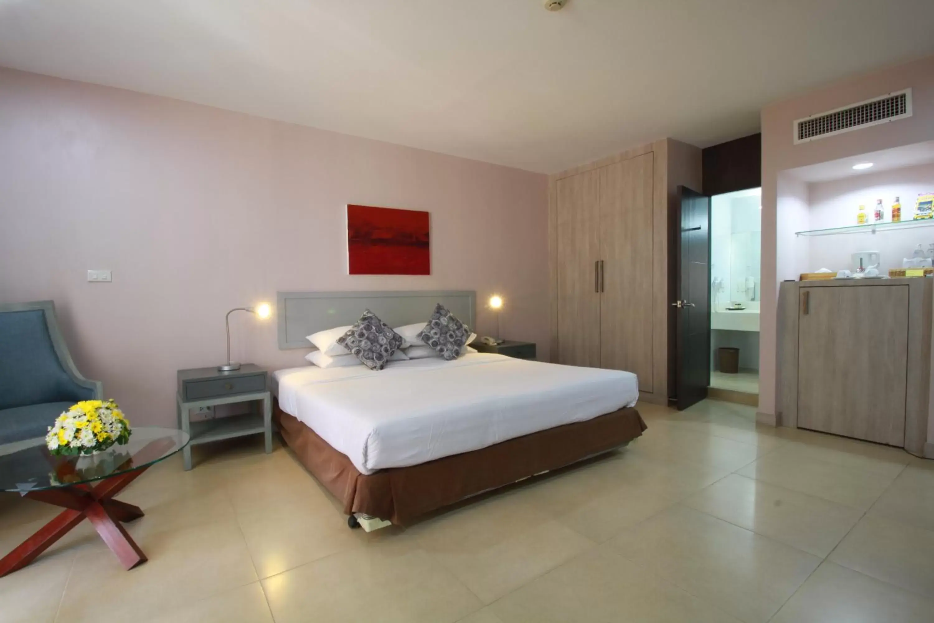 Photo of the whole room, Room Photo in Hotel Tropicana Pattaya - SHA Extra Plus