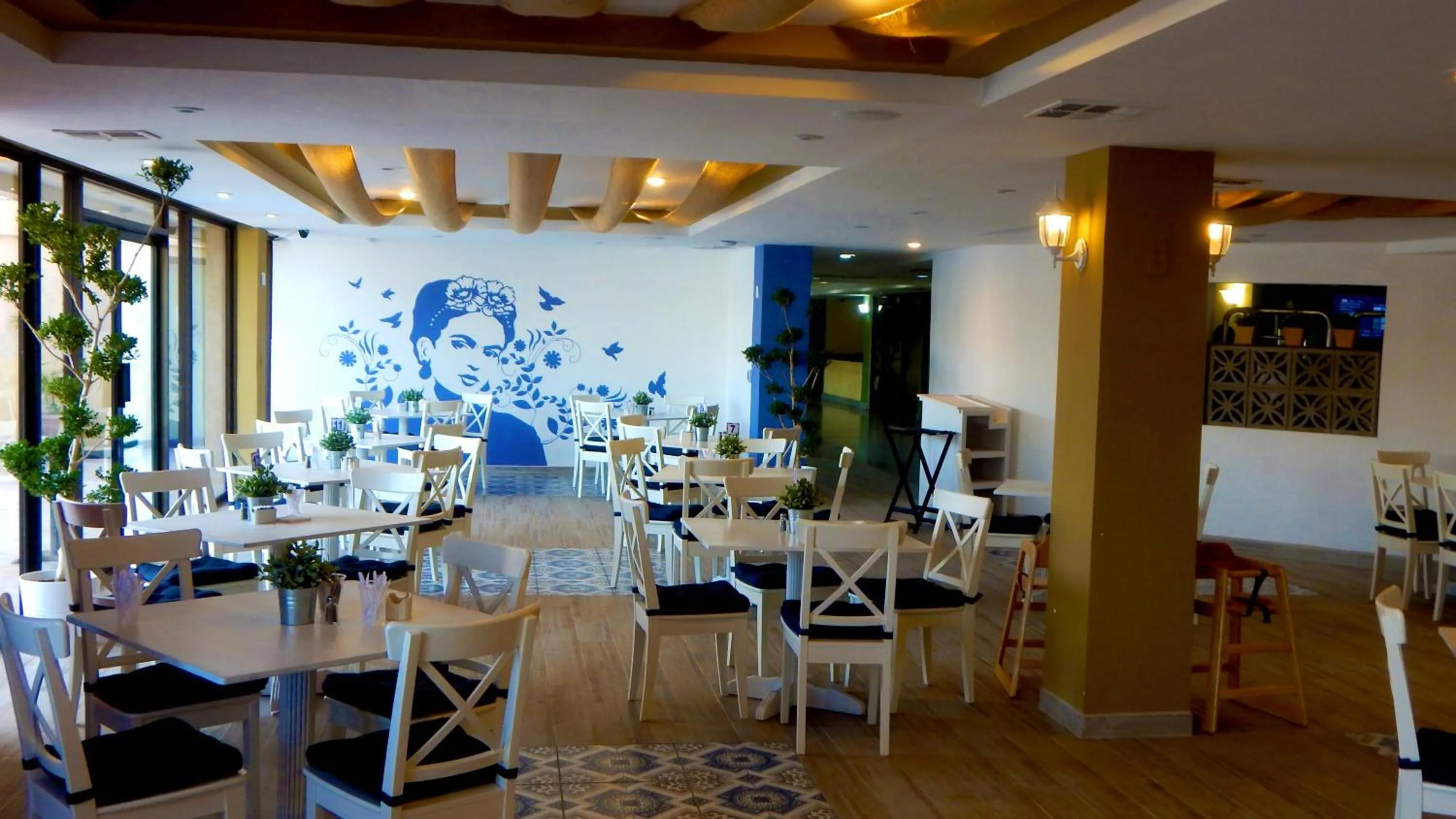 Restaurant/places to eat in Hotel Corona Plaza