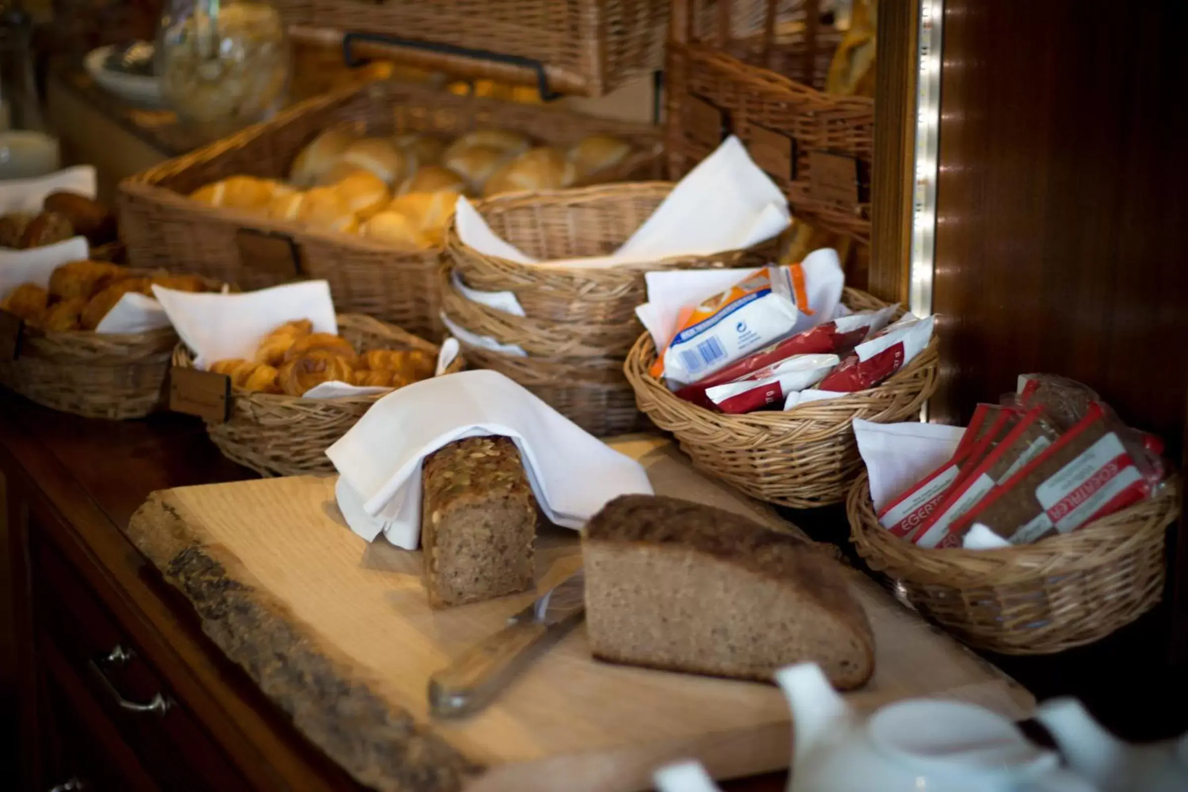 Buffet breakfast in Schloss Burgellern