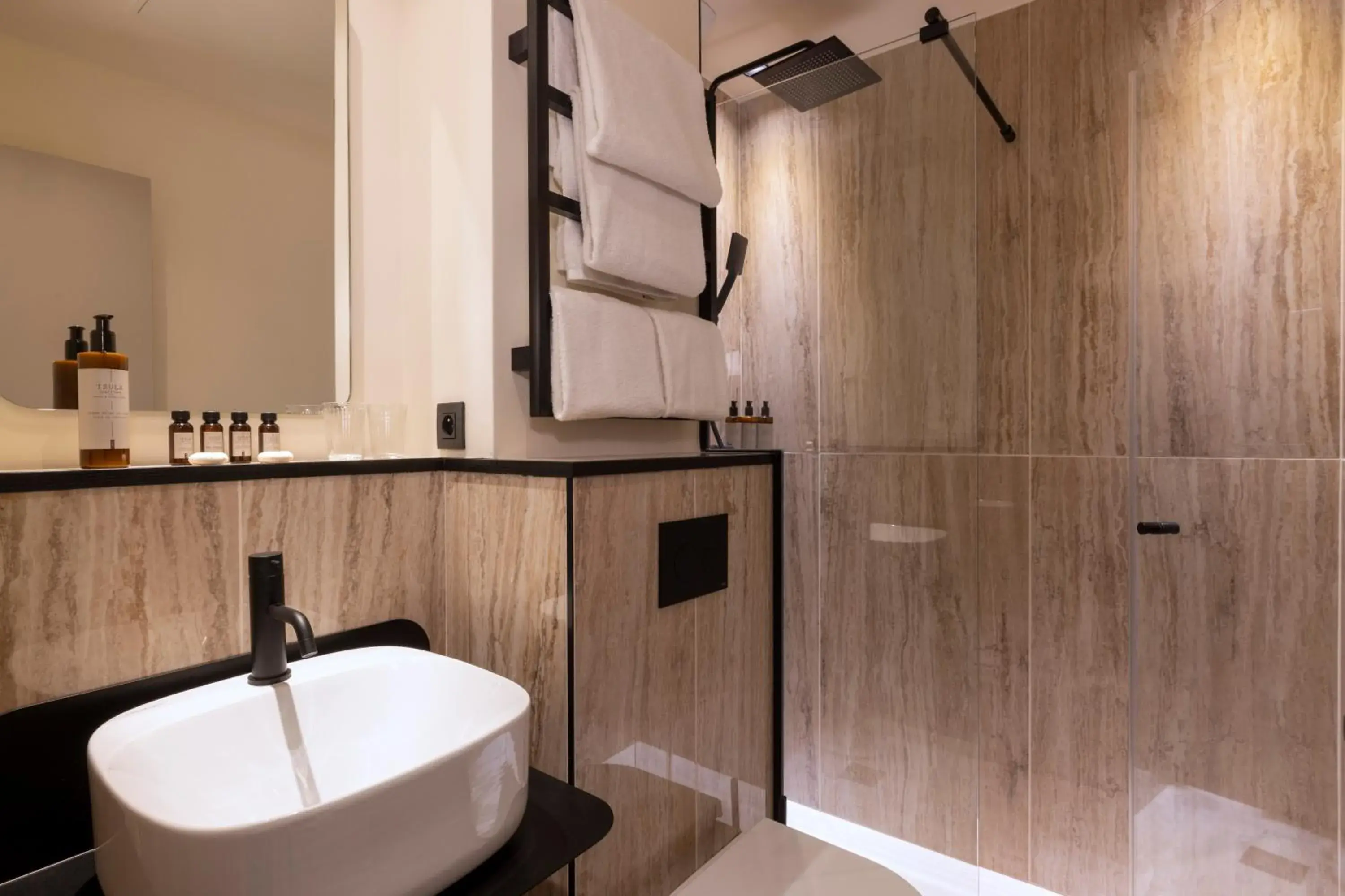 Toilet, Bathroom in Hôtel Toujours & Spa