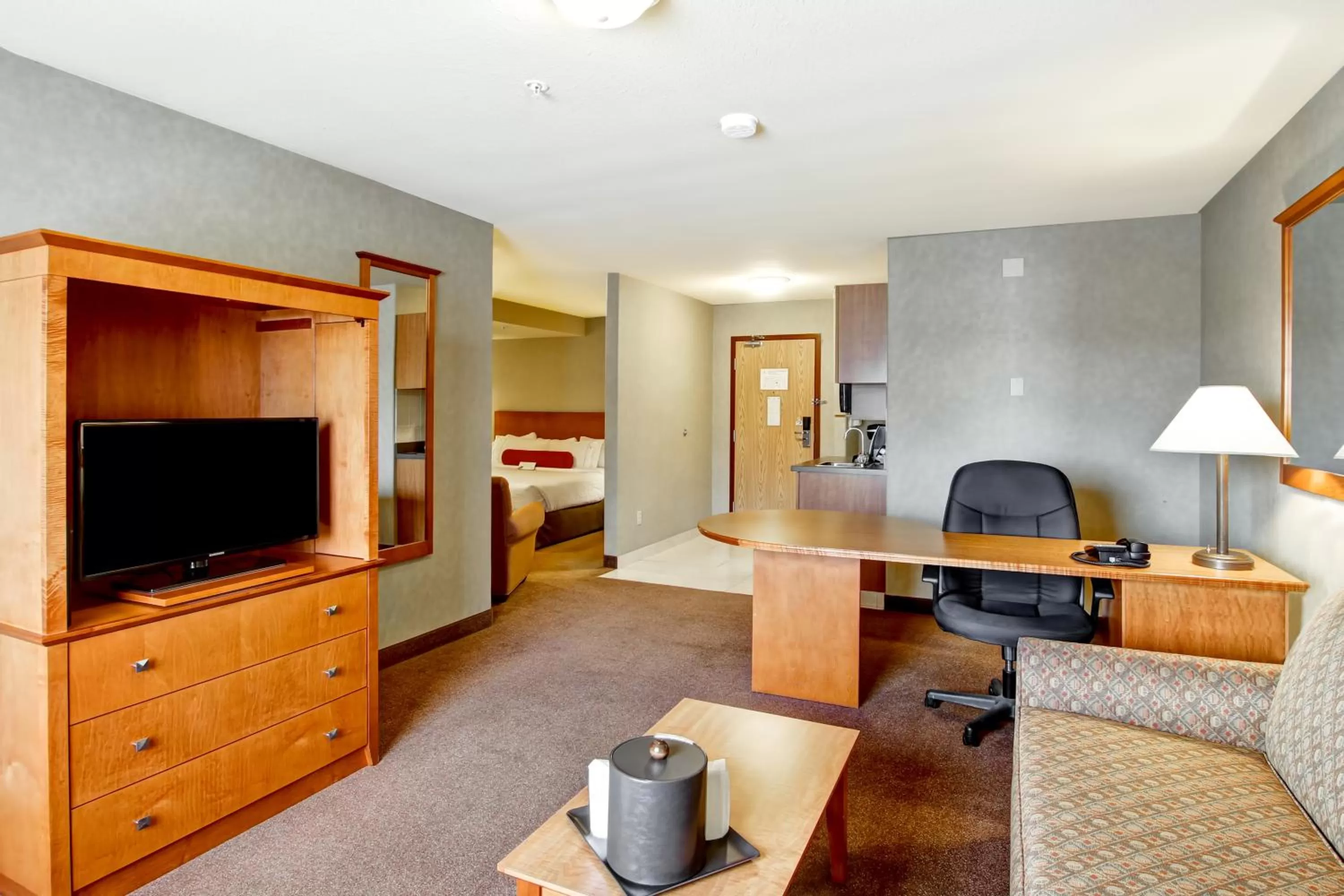 Living room, Bed in Ramada by Wyndham Ponoka