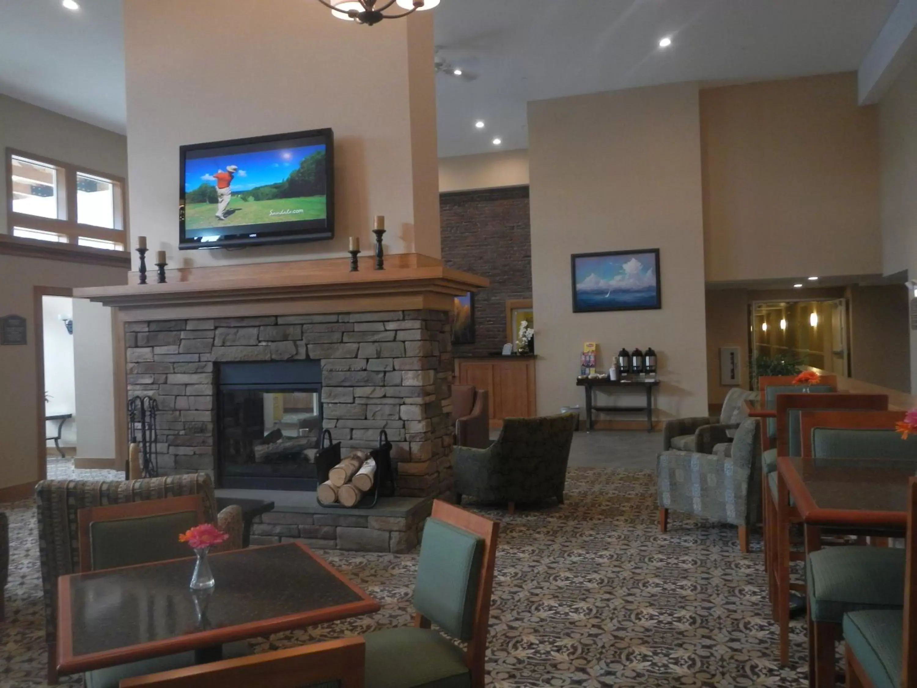 Communal lounge/ TV room, Restaurant/Places to Eat in White River Inn & Suites