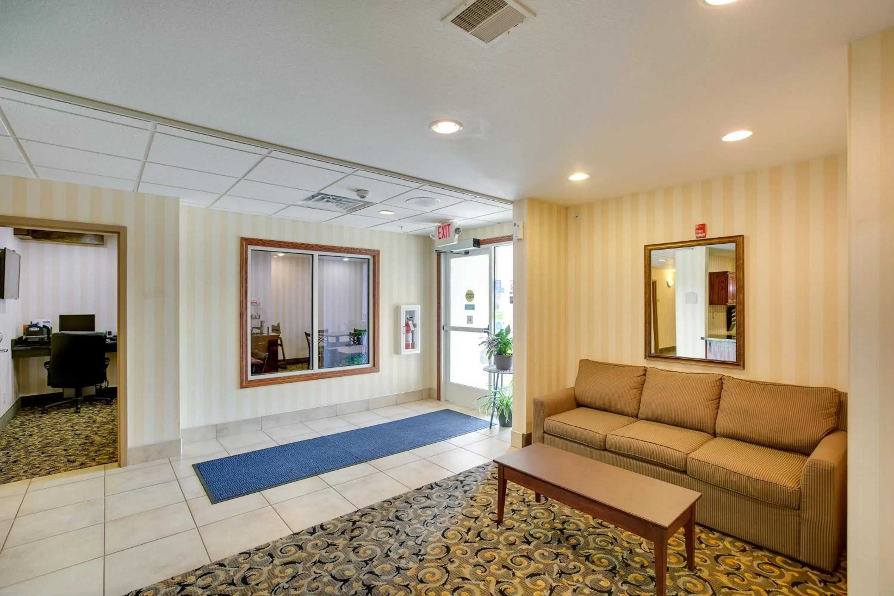 Lobby or reception, Lounge/Bar in Cobblestone Inn & Suites - Clintonville