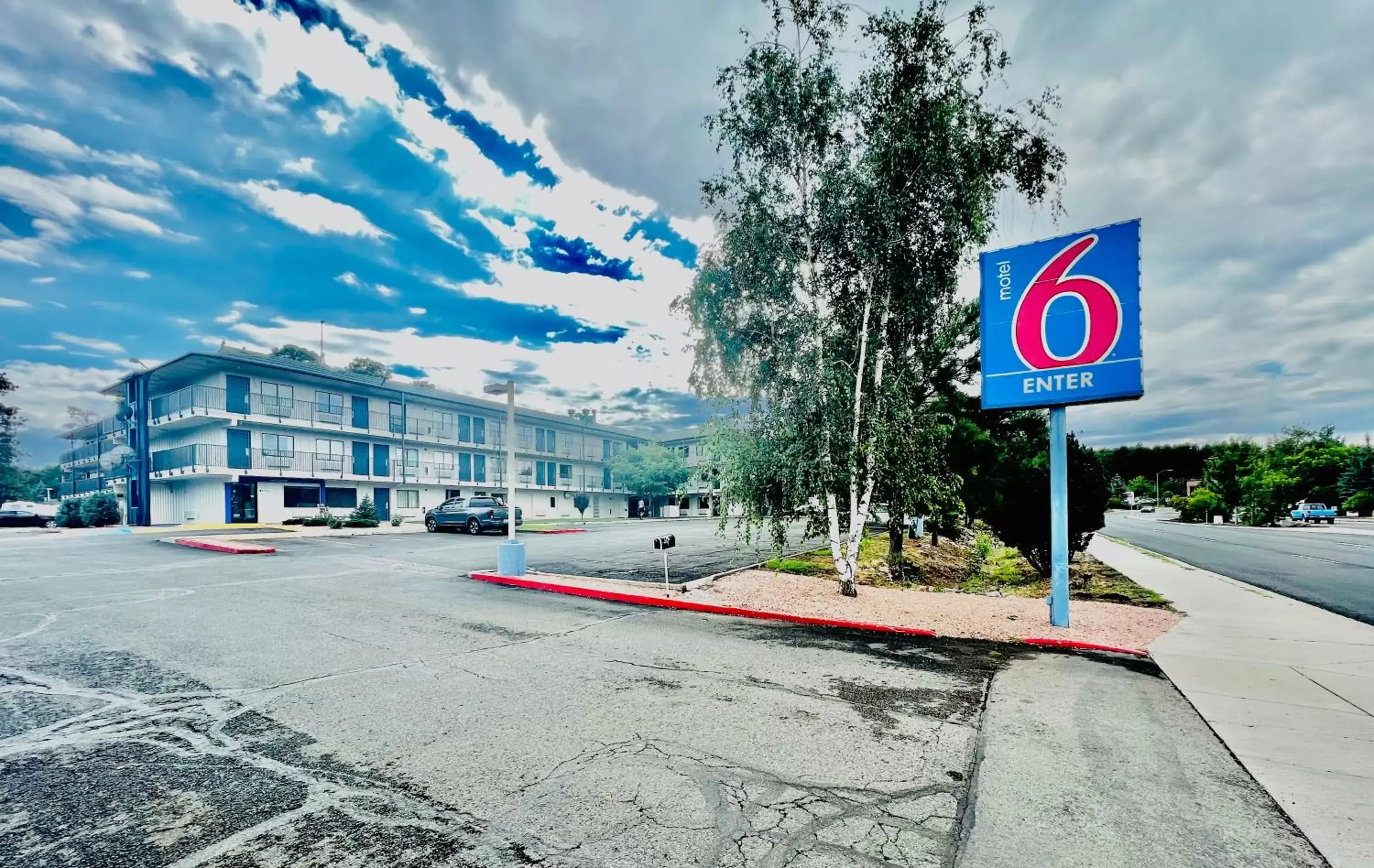 Property Building in Motel 6-Flagstaff, AZ - West - Woodland Village