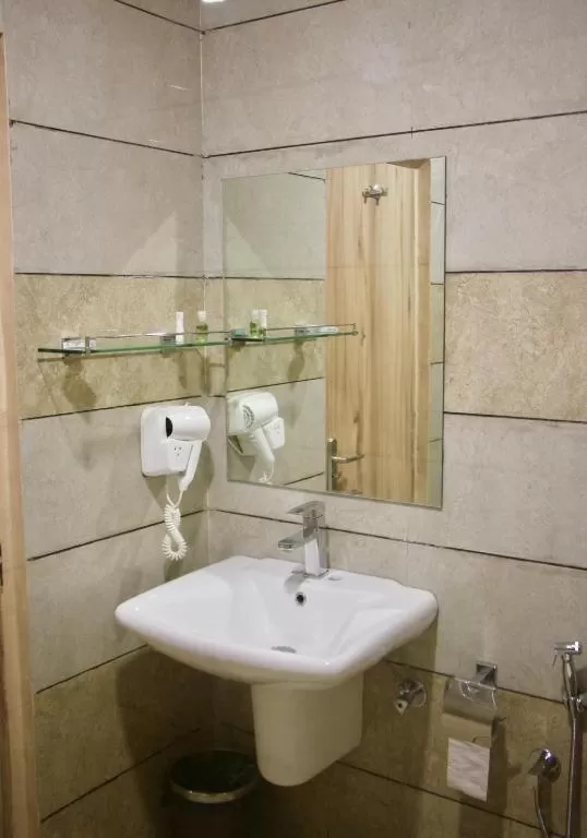 Toilet in Hotel Reva Regency