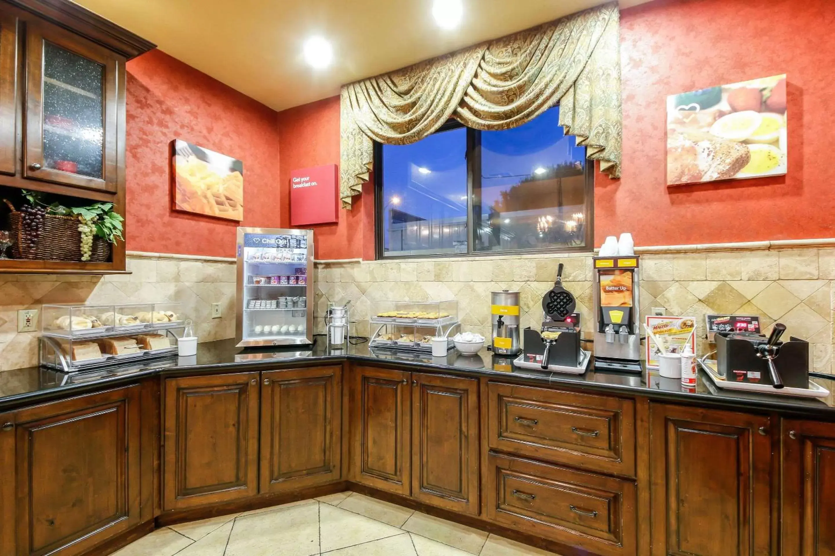 Restaurant/places to eat, Kitchen/Kitchenette in Comfort Suites Alamo Riverwalk