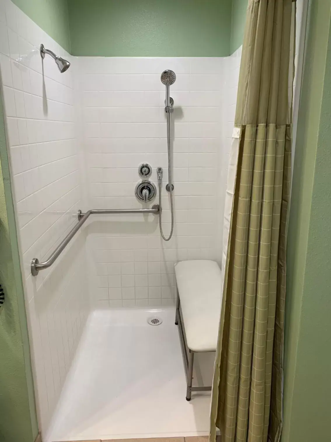 Queen Room - Disability Access in Rancho California Inn Temecula Queen Room - Disability Access in Rancho California Inn Temecula