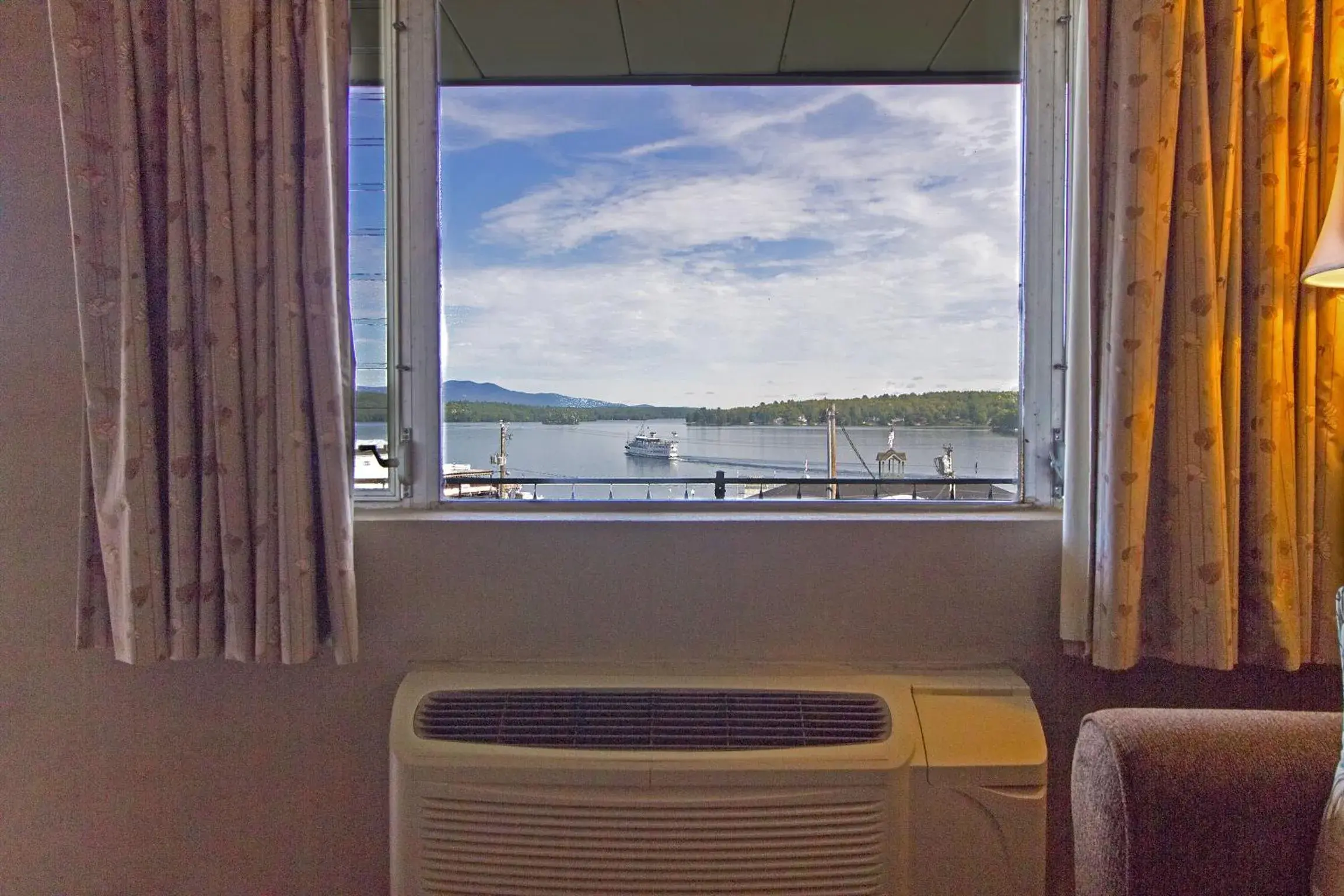 Lake view in Half Moon Motel & Cottages Lake view in Half Moon Motel & Cottages