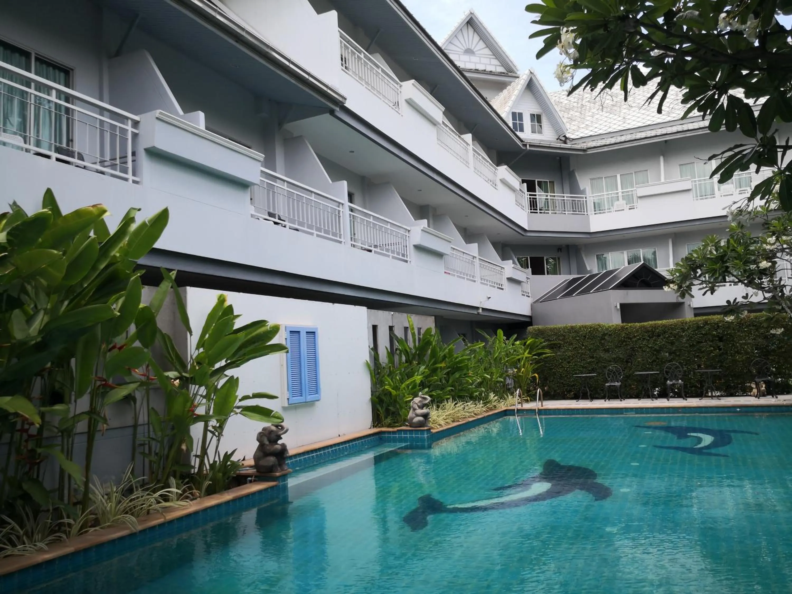 Swimming pool in Baan Suksiri Hotel