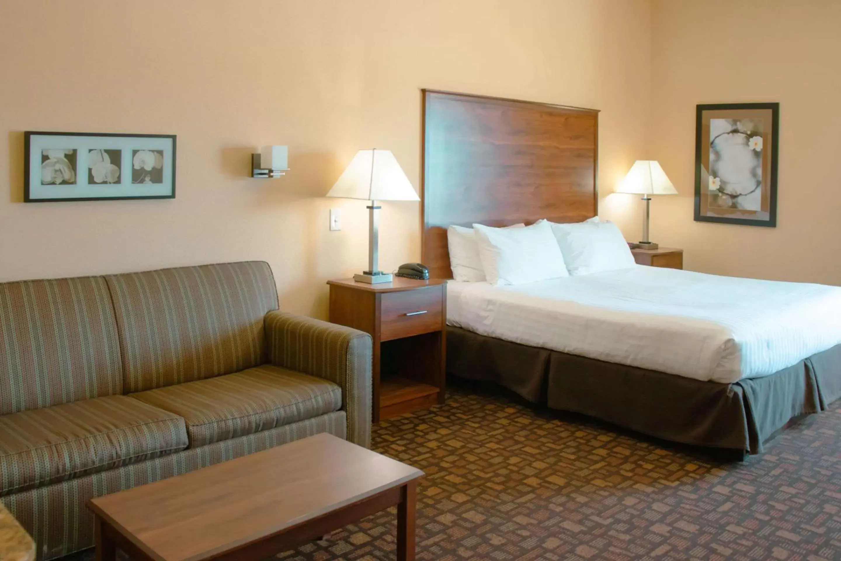 Bedroom in Expressway Suites of Grand Forks