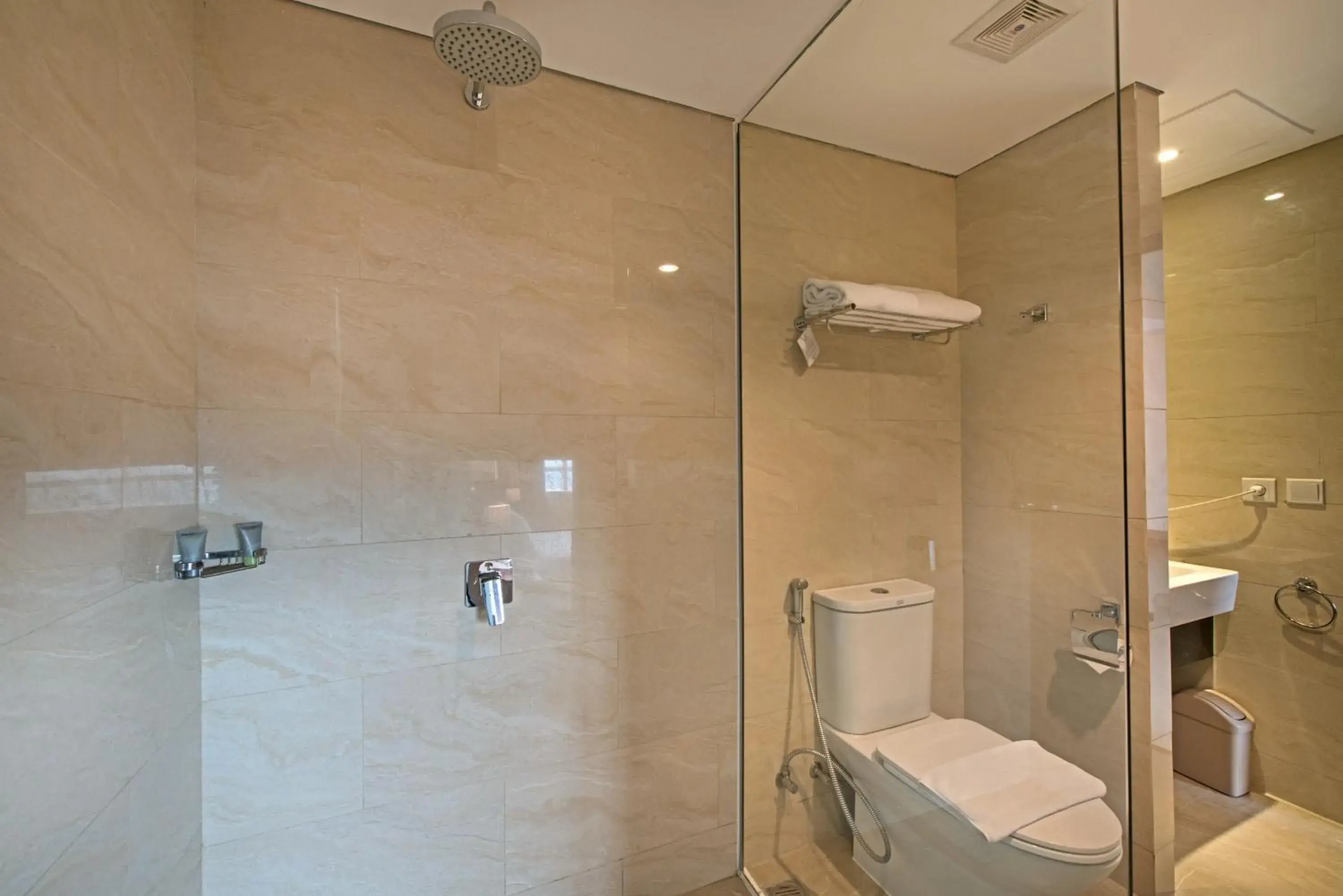 Bathroom in Grand Whiz Poins Simatupang Jakarta Bathroom in Grand Whiz Poins Simatupang Jakarta