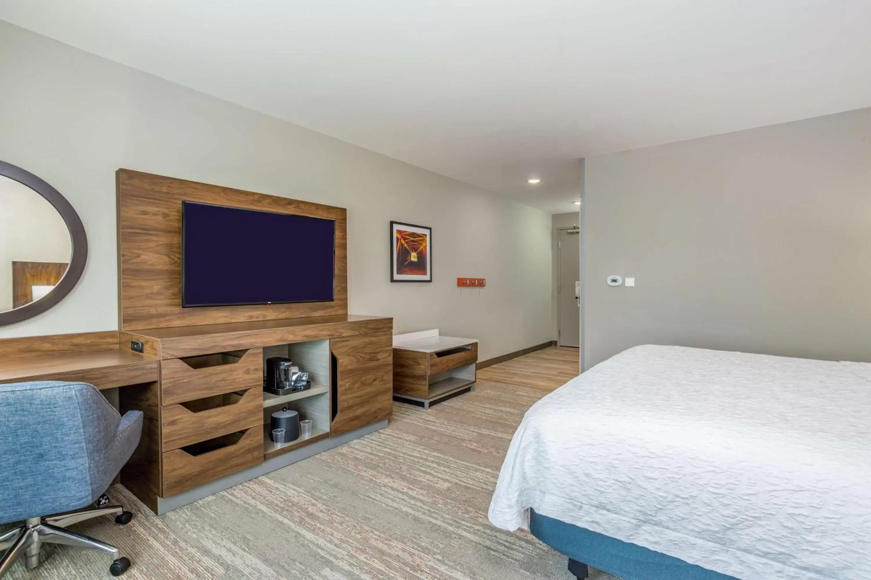 King Room with Bath Tub - Mobility Accessible/Non-Smoking in Hampton Inn Bedford In, In King Room with Bath Tub - Mobility Accessible/Non-Smoking in Hampton Inn Bedford In, In