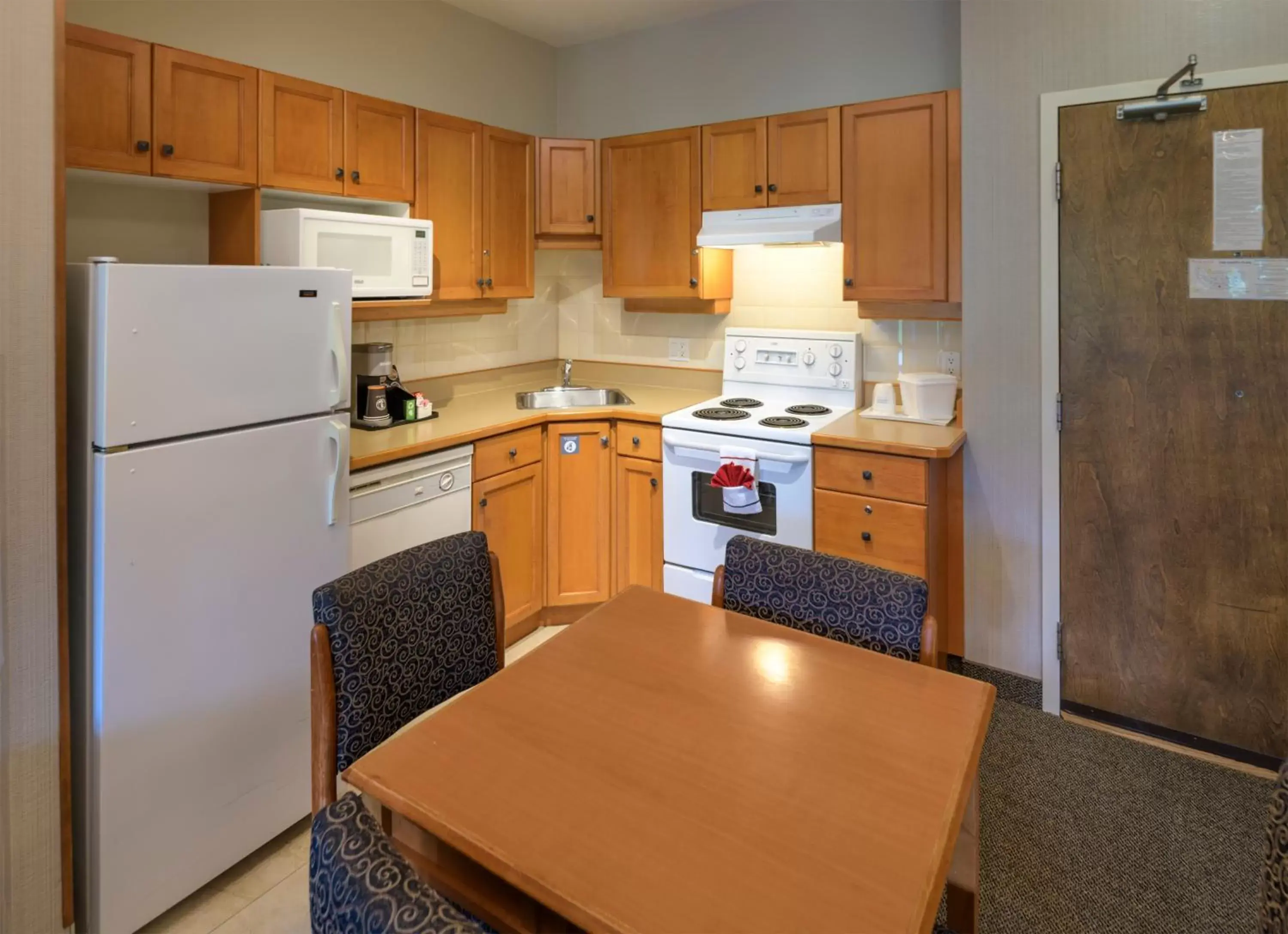 Kitchen or kitchenette, Kitchen/Kitchenette in Ramada by Wyndham Penticton Hotel & Suites