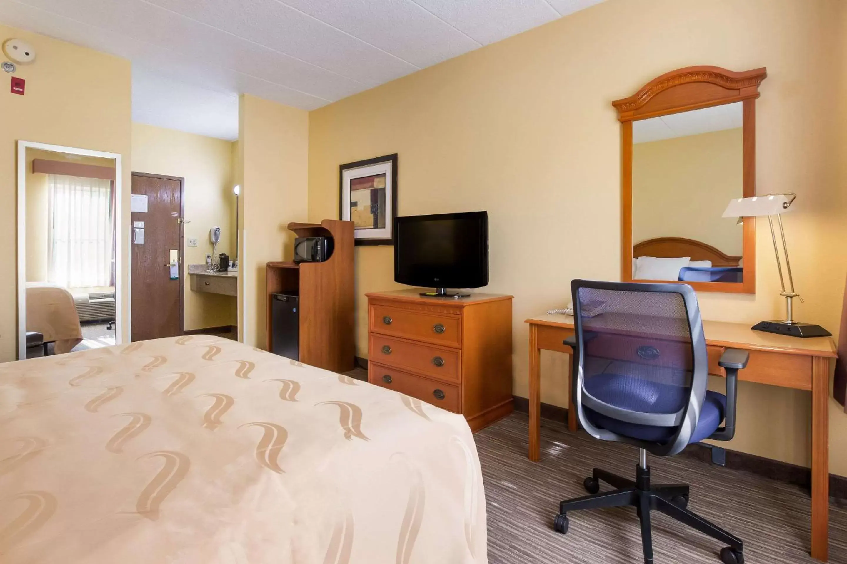 Photo of the whole room, TV/Entertainment Center in Quality Inn & Suites CVG Airport