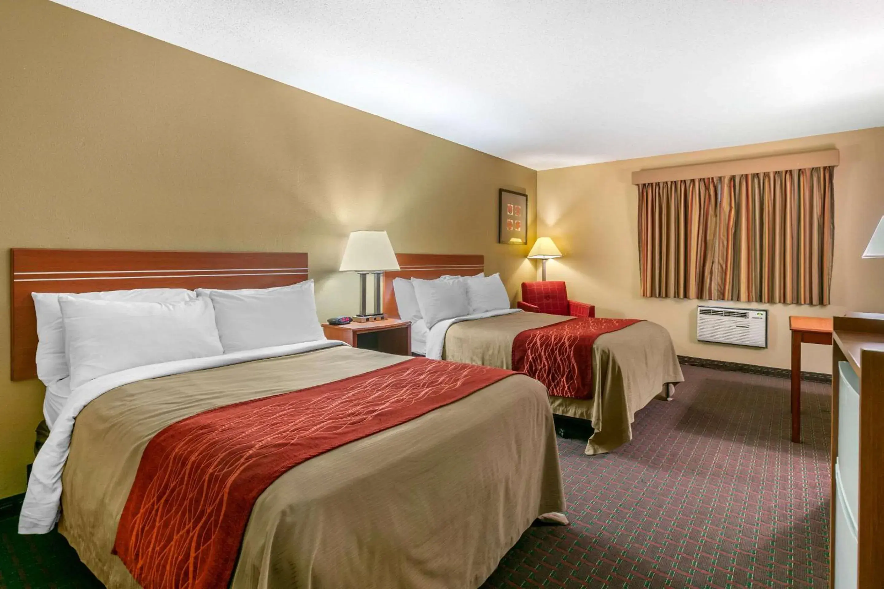 Photo of the whole room, Bed in Rodeway Inn Rapid City